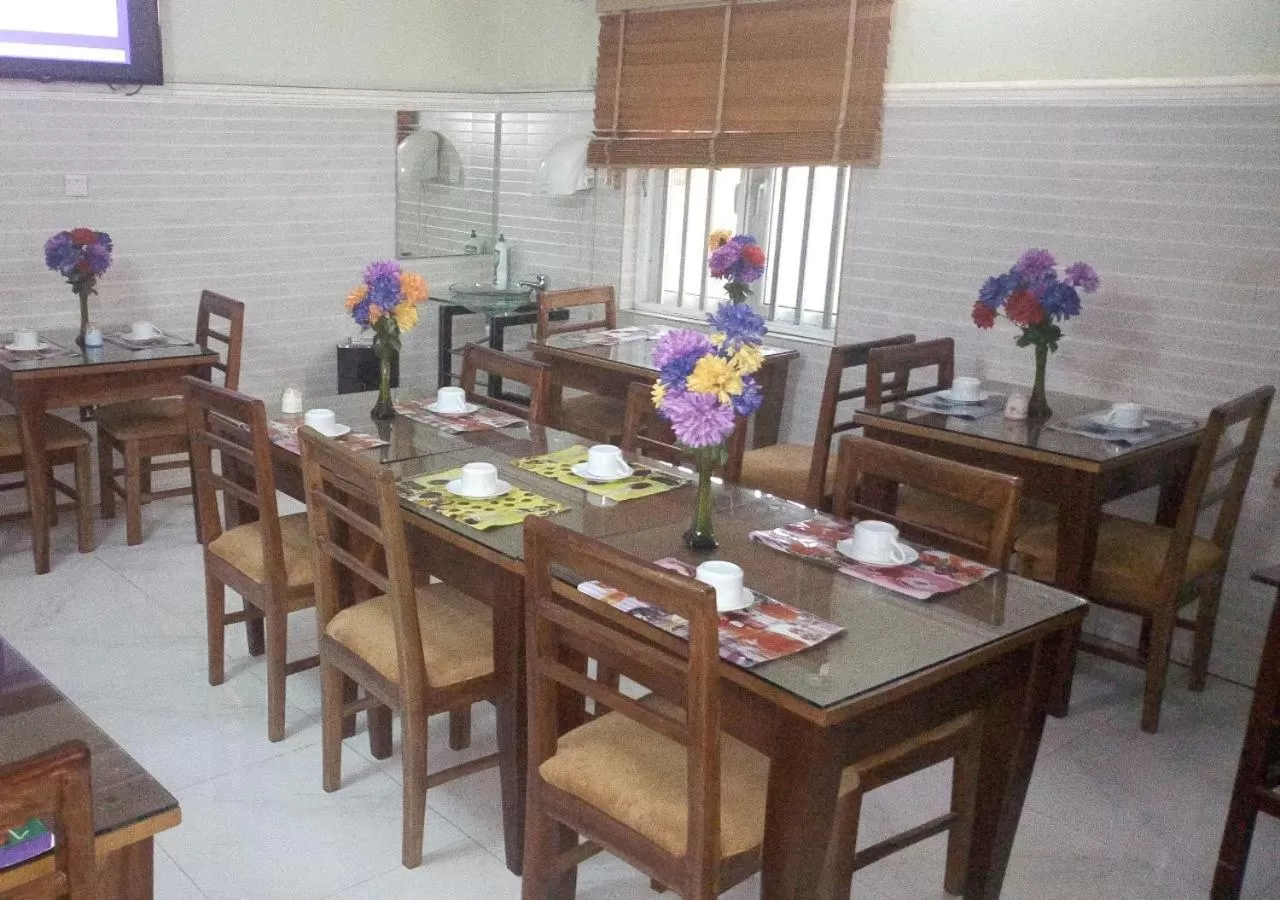 Restaurant/places to eat in Nue-Crest Hotels & Suites