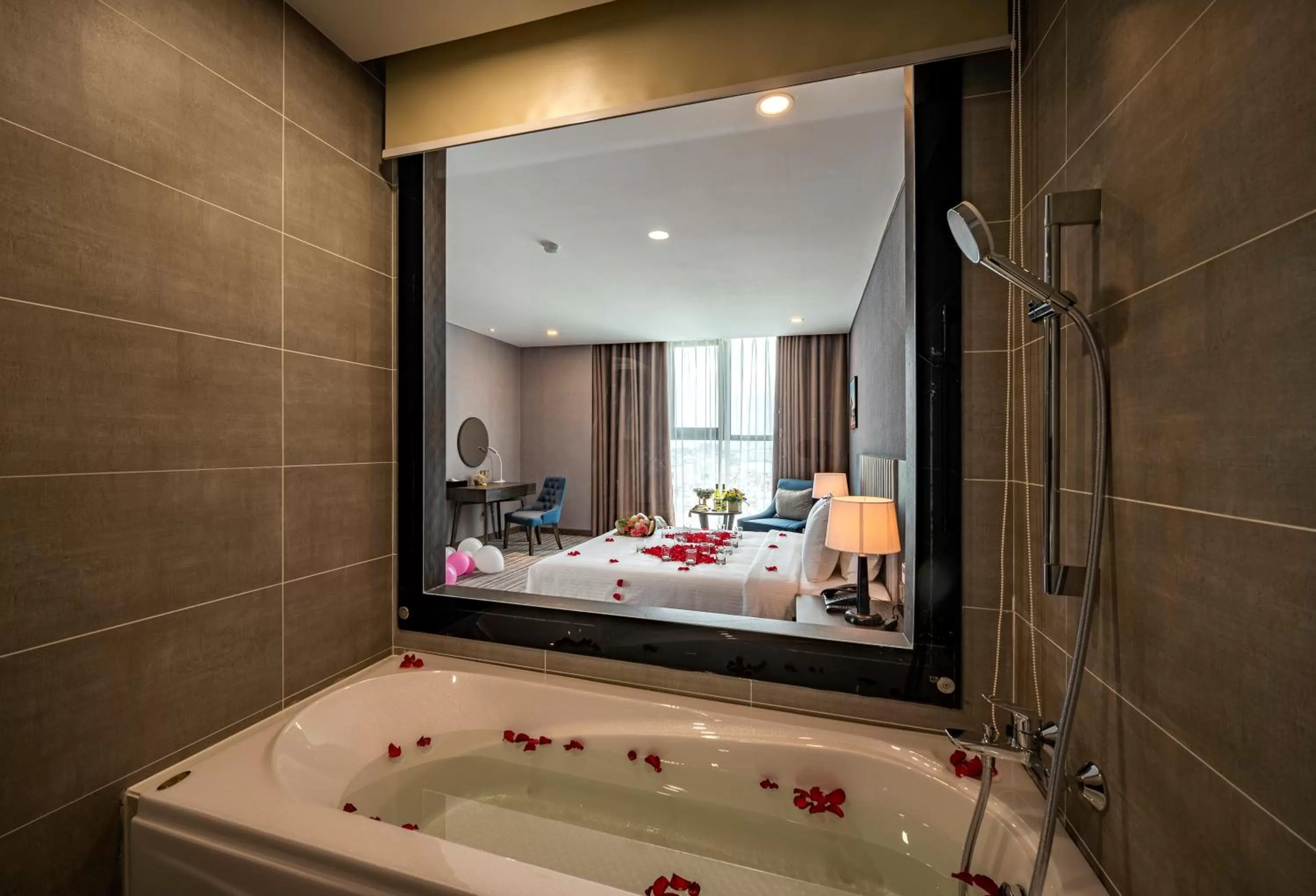 Bathroom, Bed in Muong Thanh Luxury Saigon Hotel