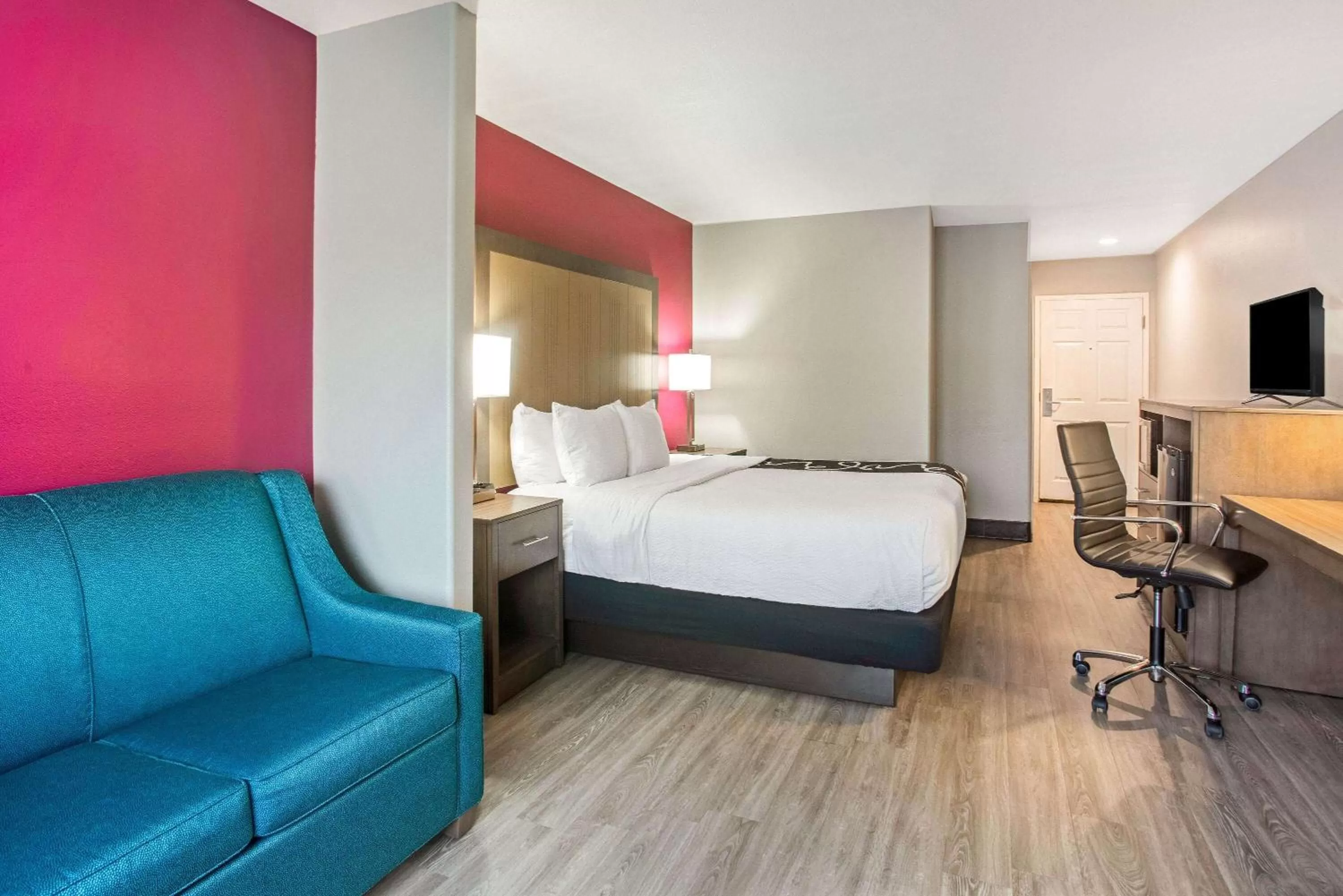 Photo of the whole room, Bed in La Quinta by Wyndham Fort Smith