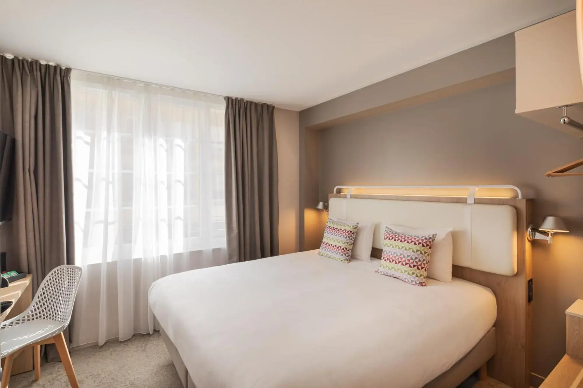 Confort Double Room in Campanile Caen Centre Gare Confort Double Room in Campanile Caen Centre Gare