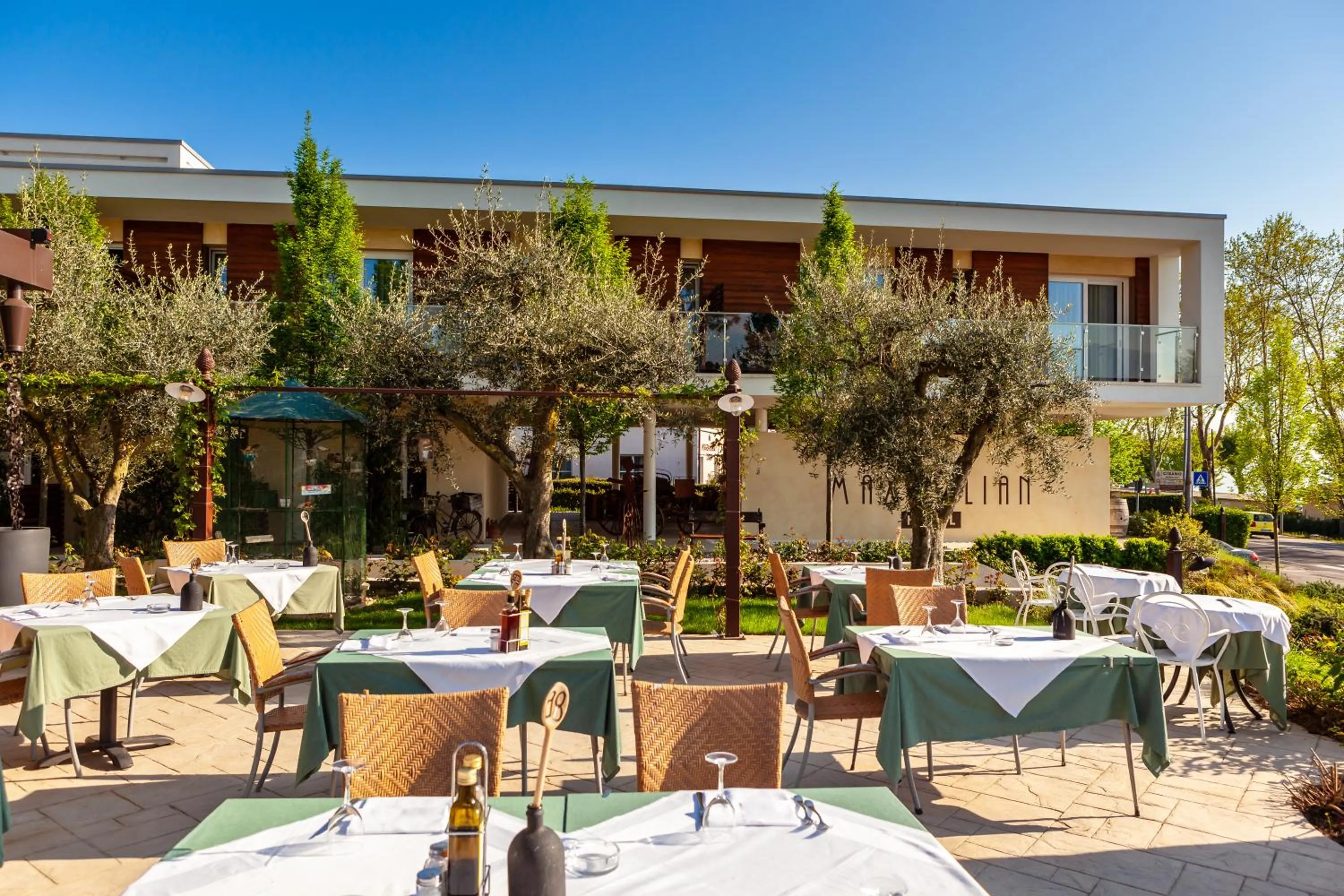 Restaurant/places to eat in Hotel Maximilian