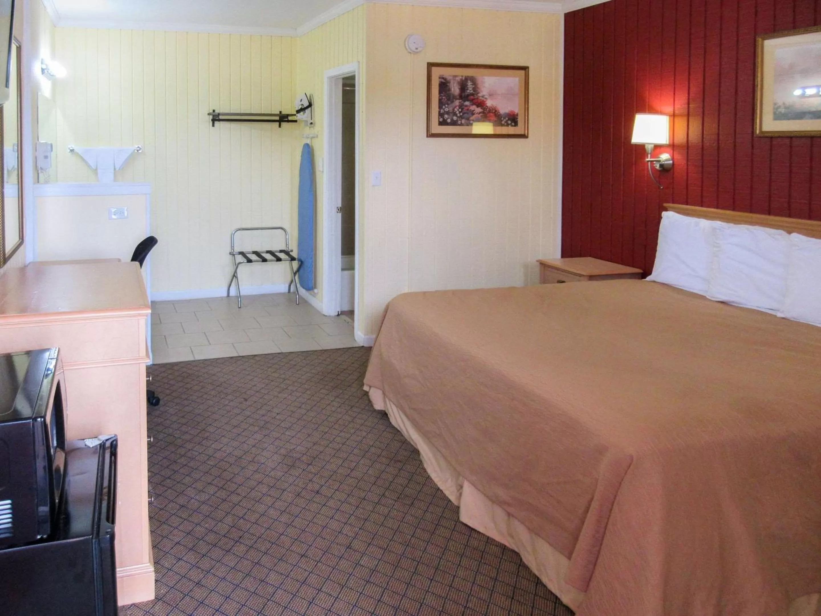 Photo of the whole room in Rodeway Inn Kansas City Downtown Area