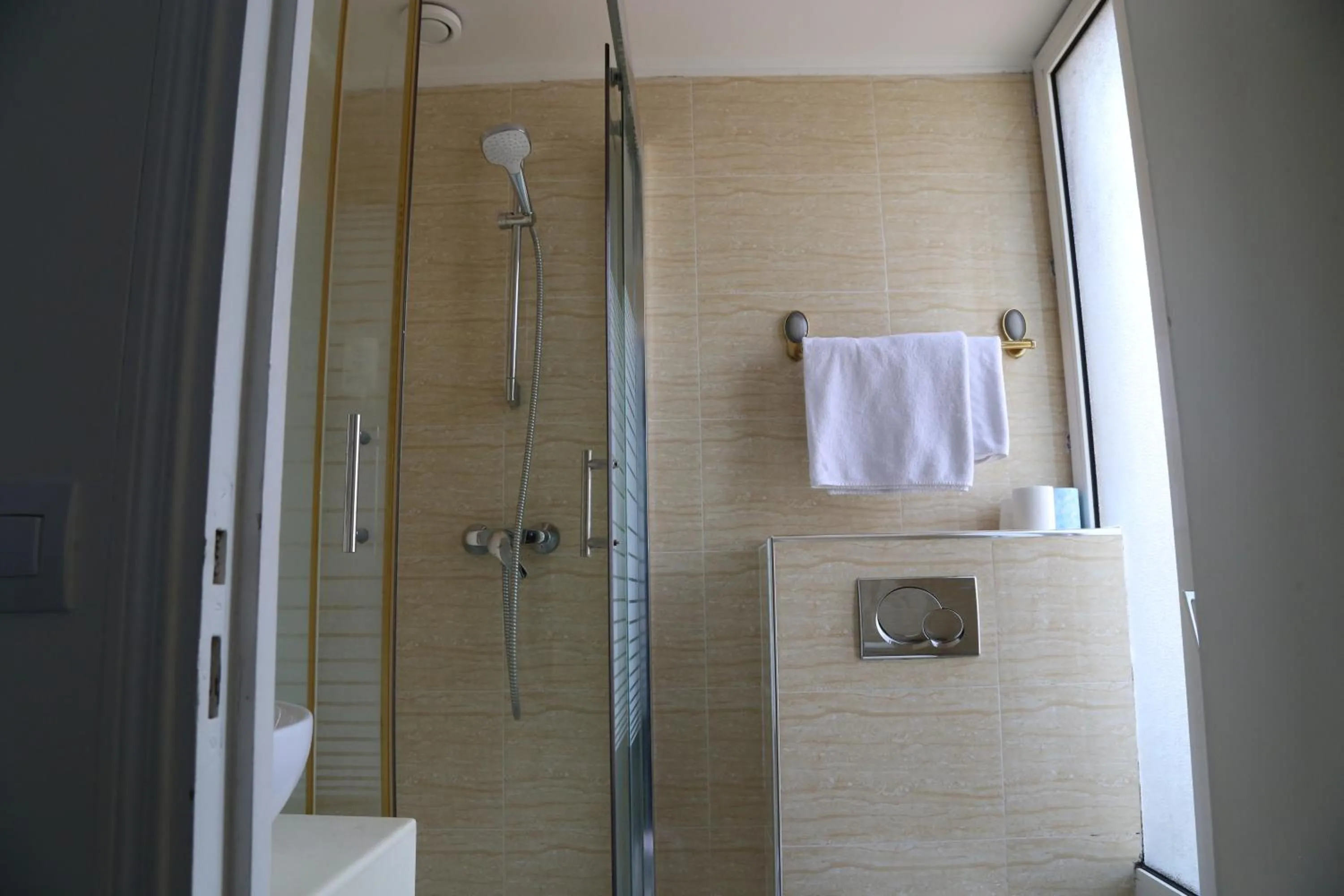Shower in Hôtel Princesse Isabelle