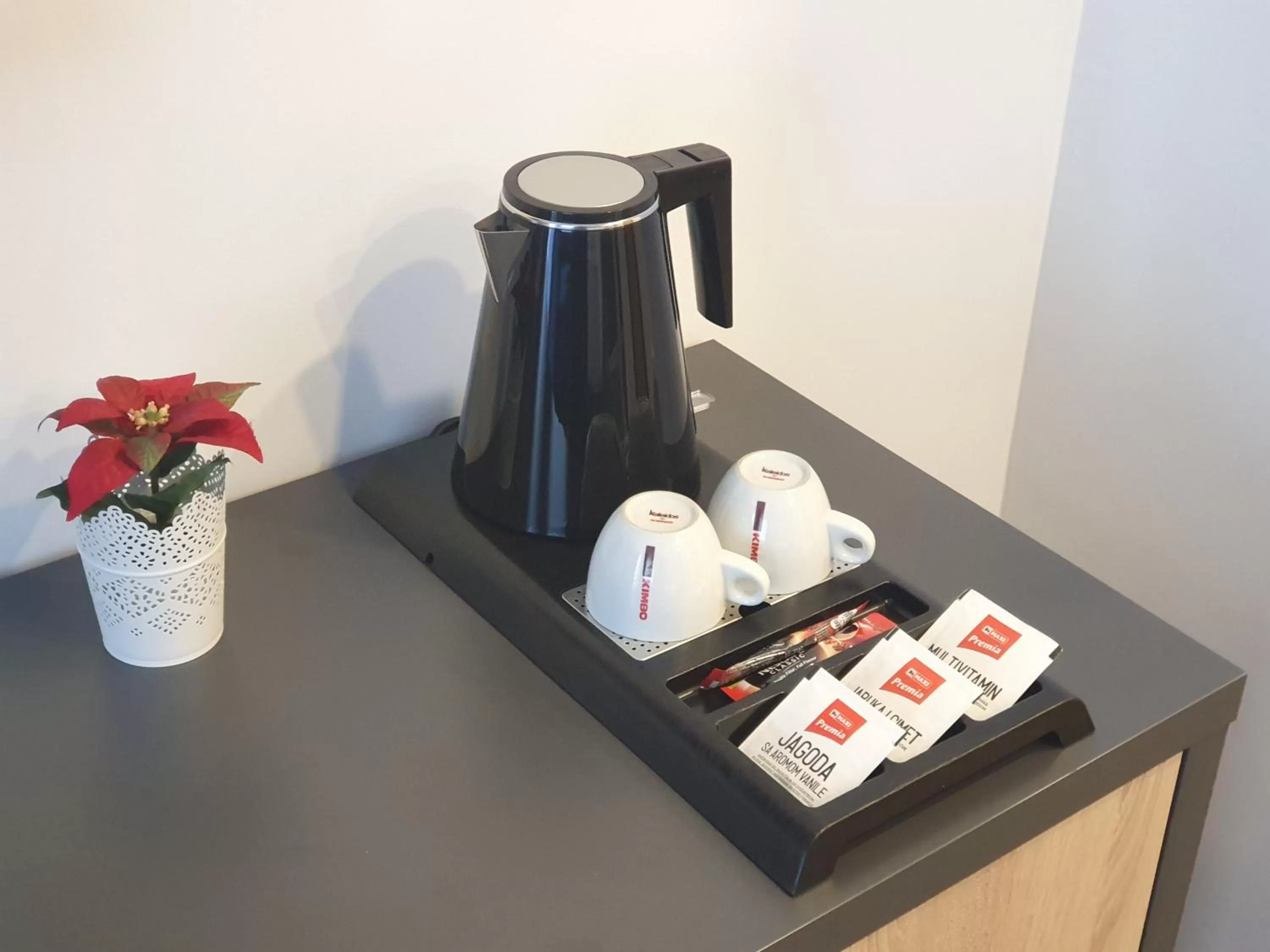 Coffee/tea facilities in Premium Crown Suites