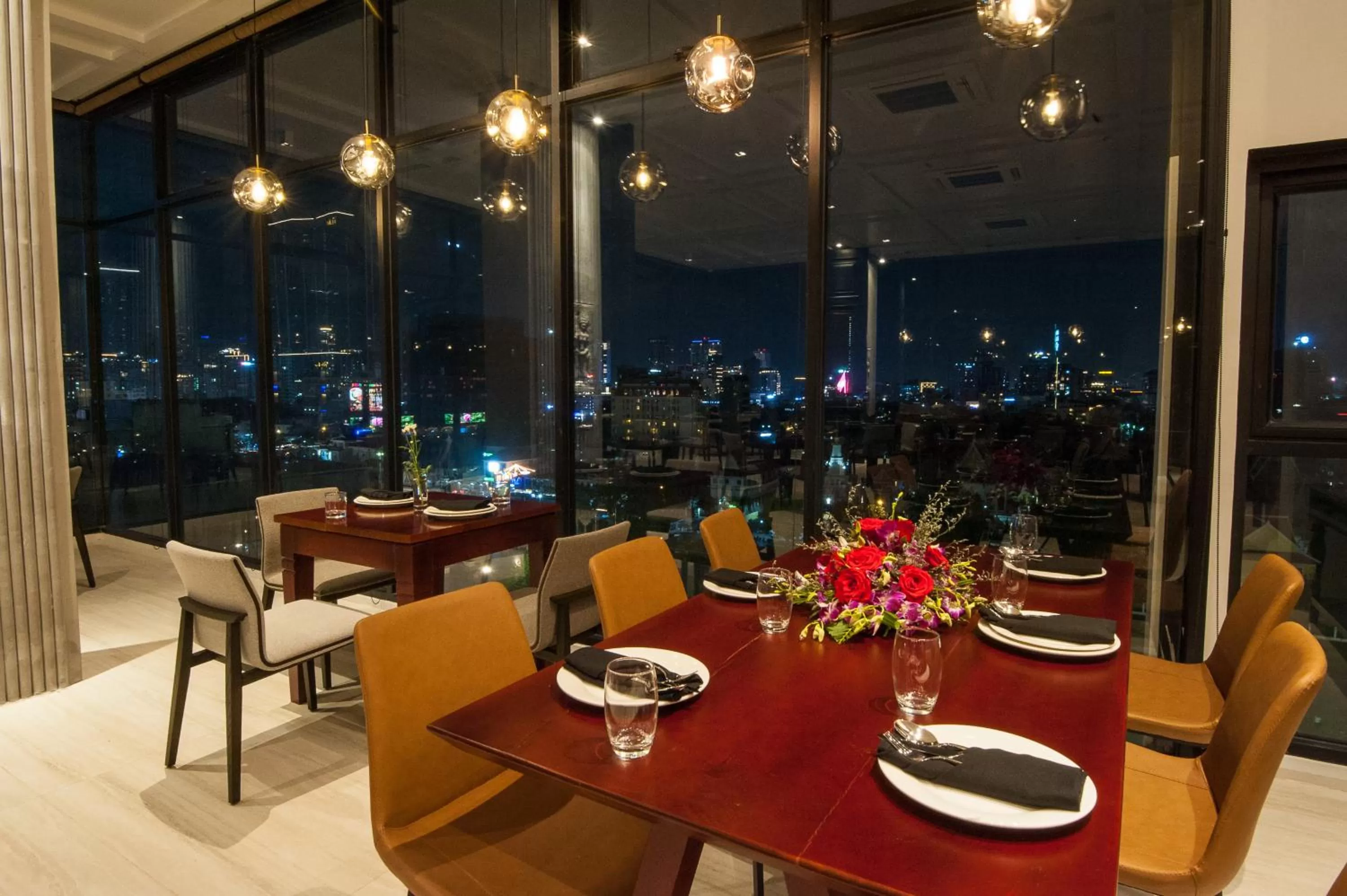 Restaurant/places to eat in GLOW PARK HOTEL Grand Royal Palace