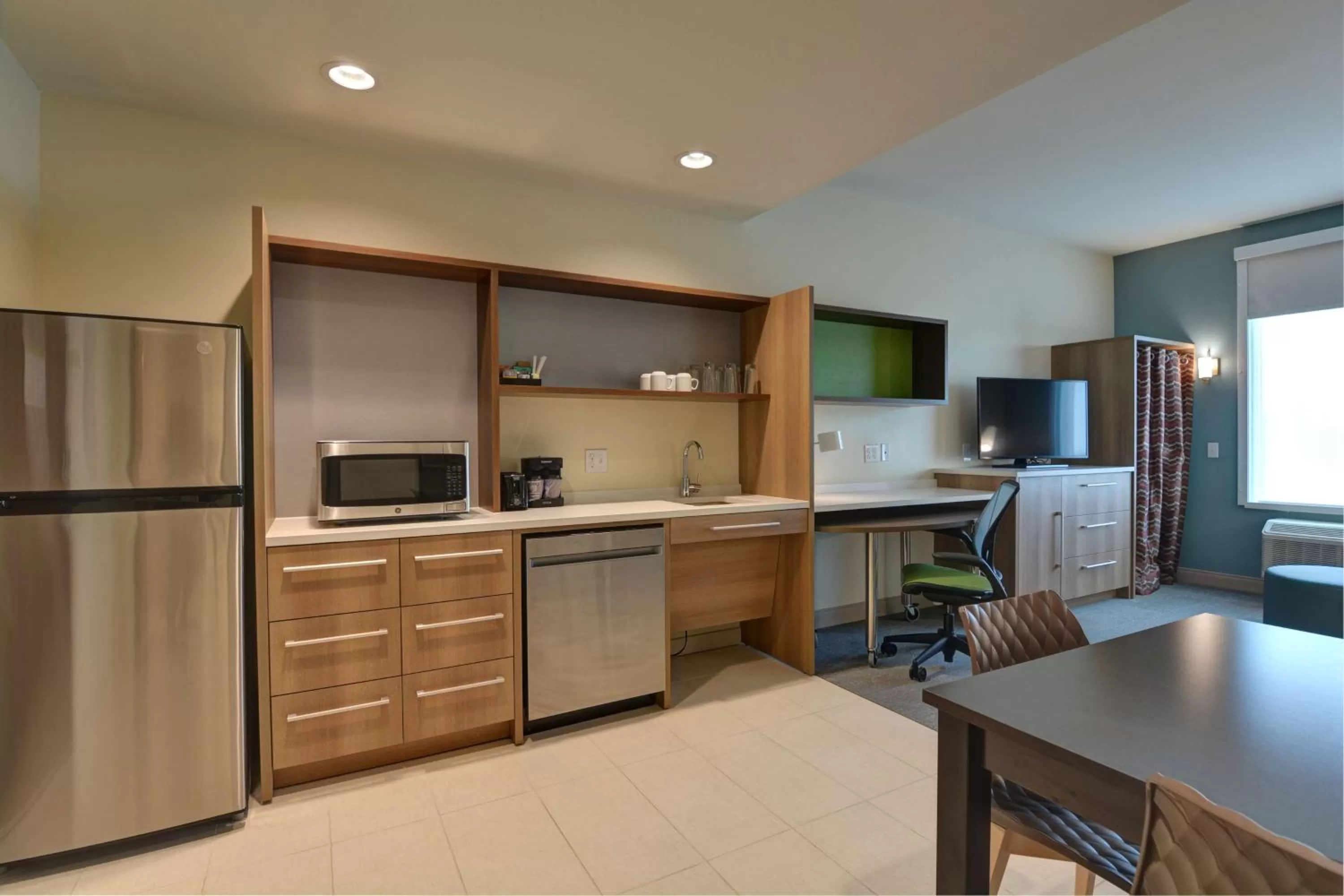 Kitchen or kitchenette in Home2 Suites By Hilton Panama City Beach, Fl