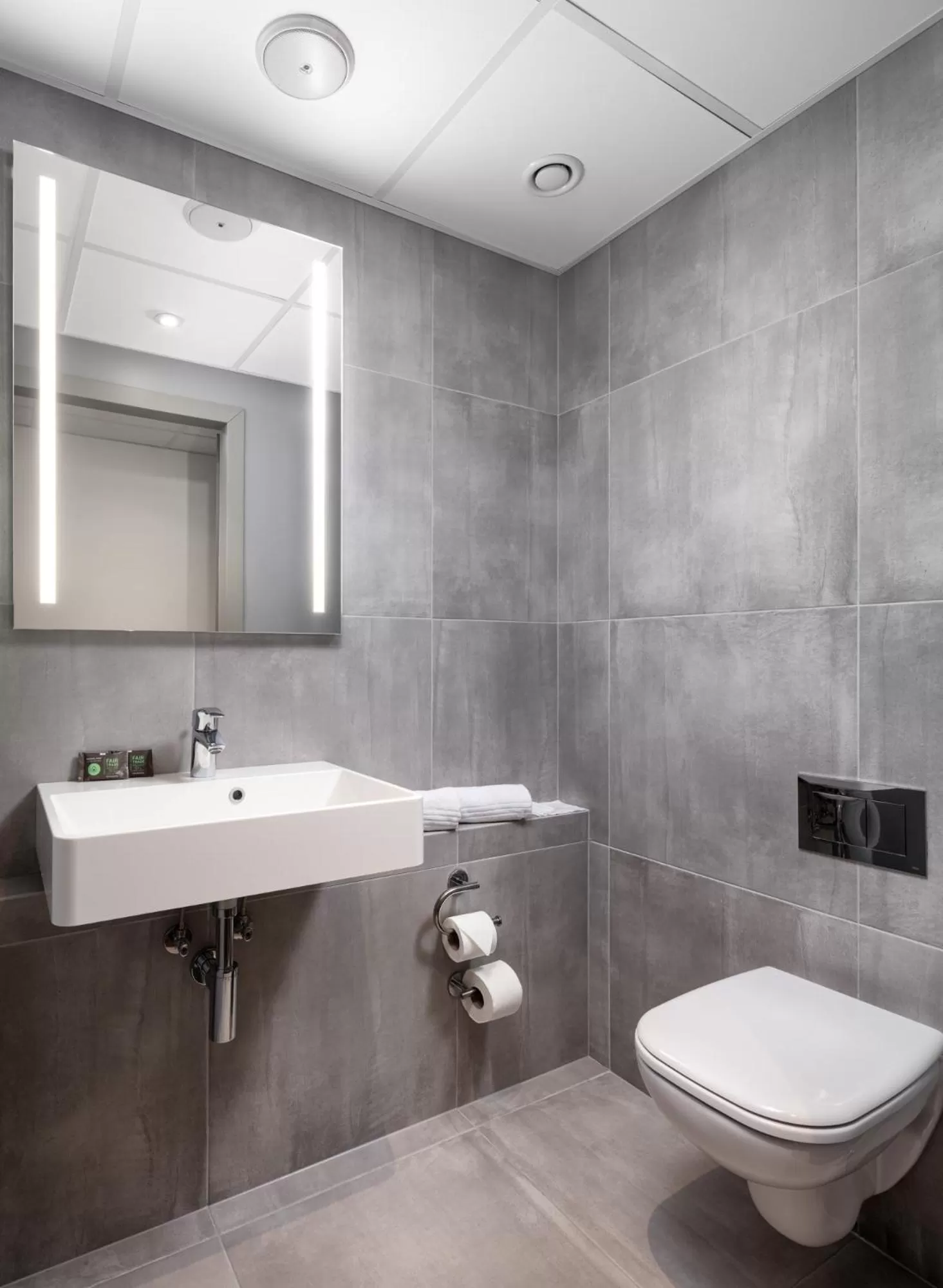 Toilet in Novotel Poznan Centrum