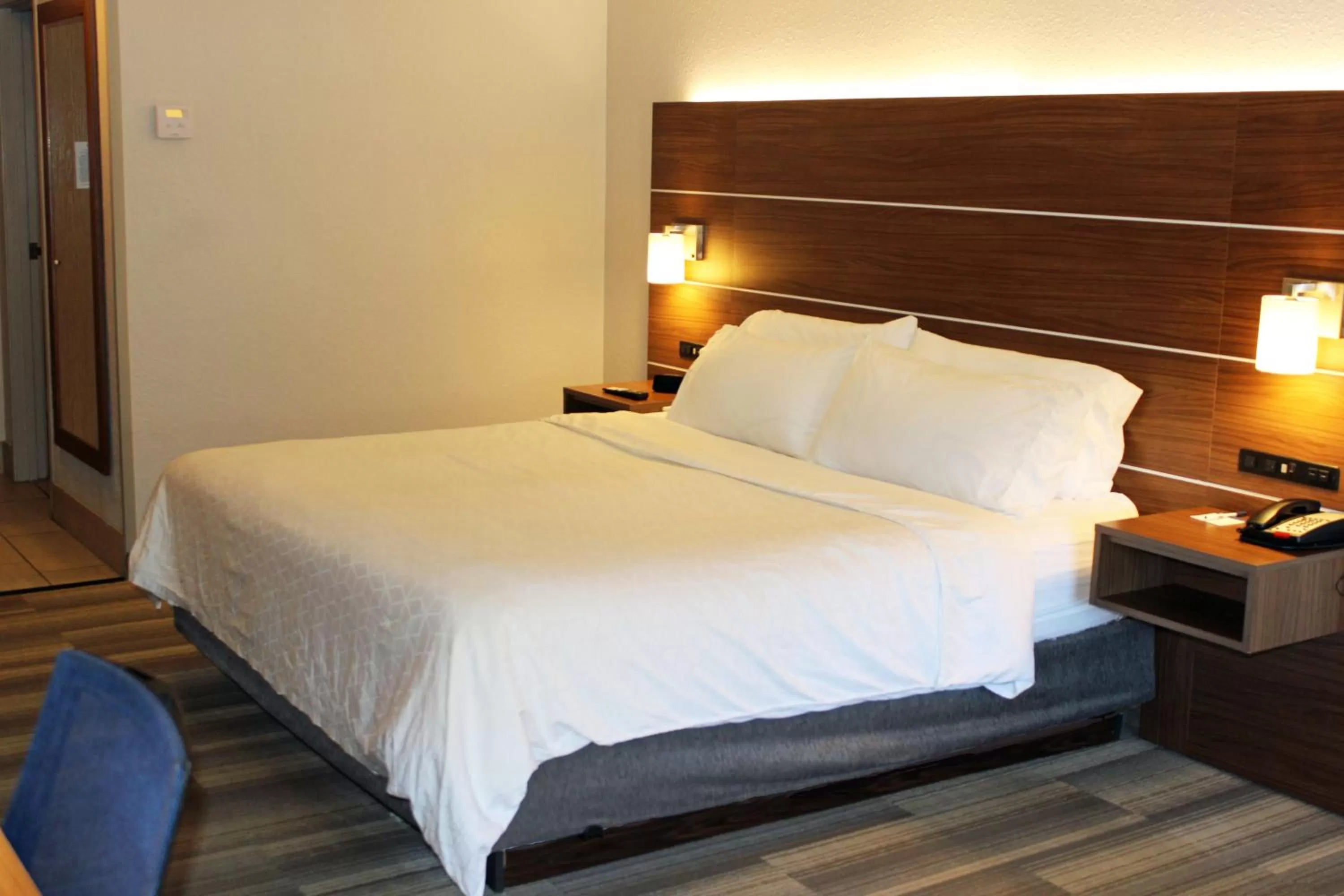 Photo of the whole room, Bed in Holiday Inn Express Winfield - Teays Valley by IHG