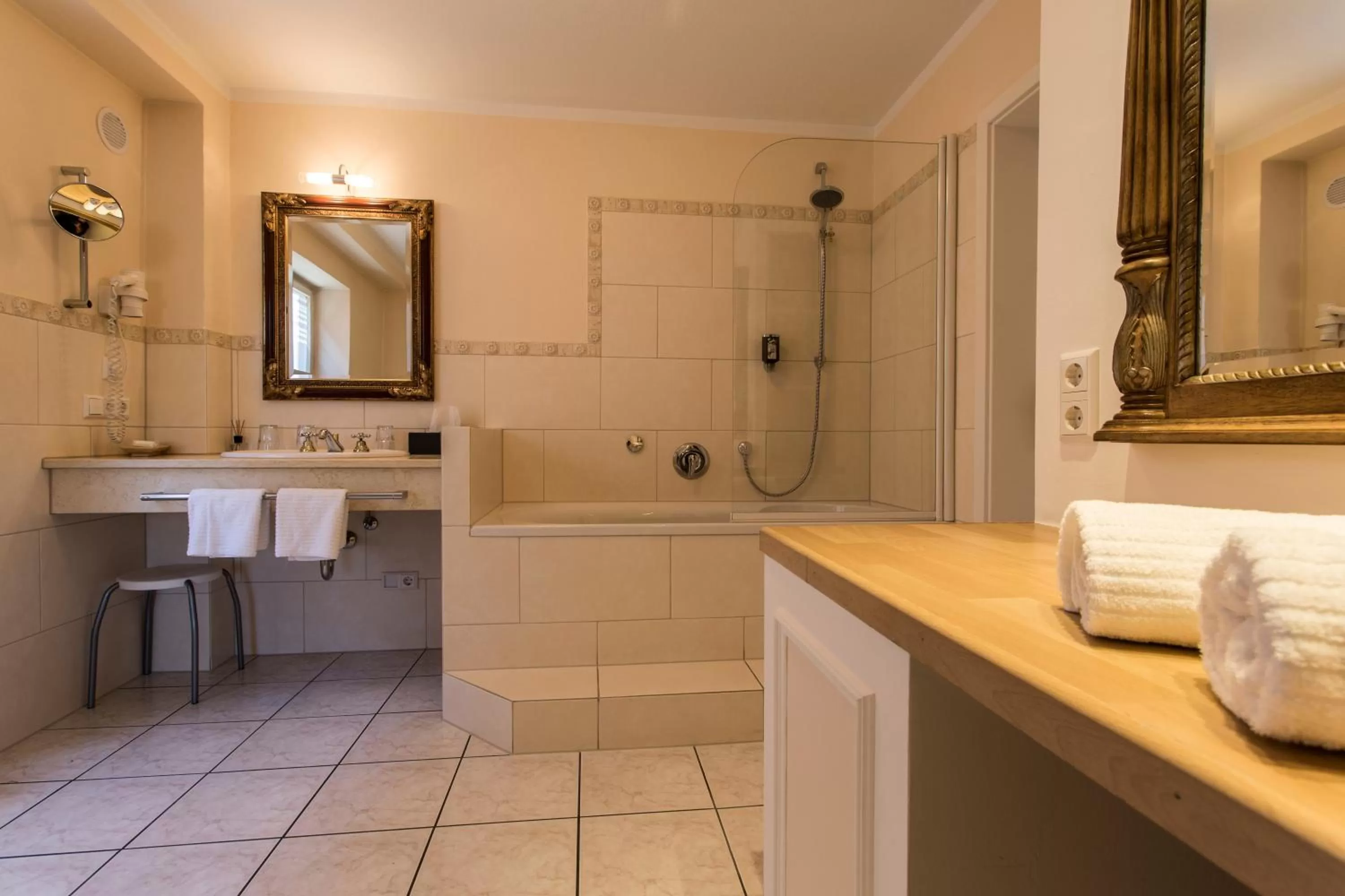 Photo of the whole room in Meiser Altstadt Hotel