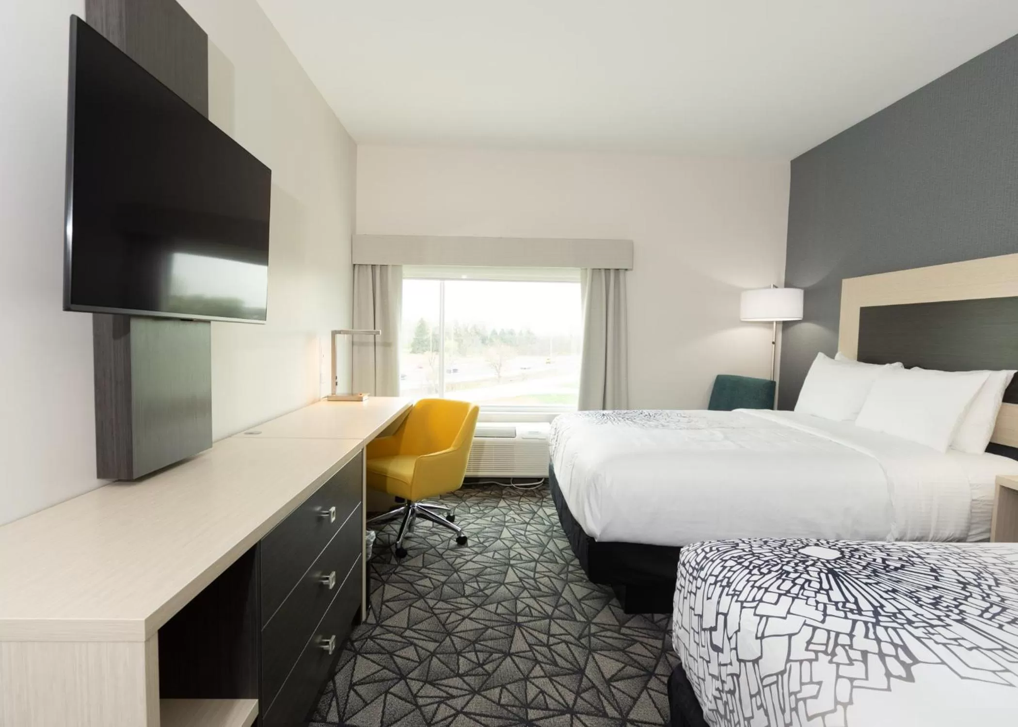 TV and multimedia, Bed in La Quinta Inn & Suites by Wyndham Shorewood