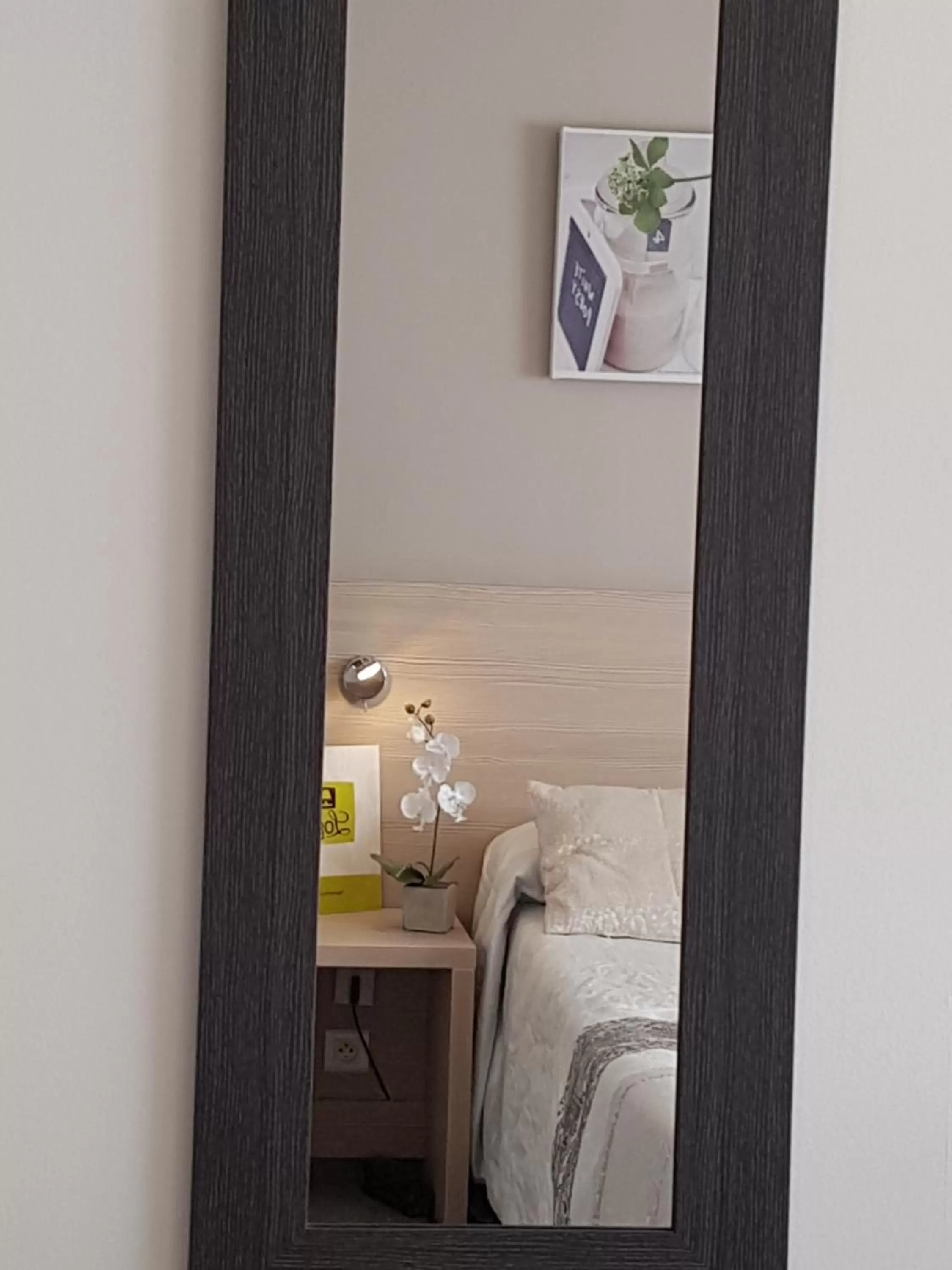 Decorative detail, Bed in Logis Hôtel Restaurant du Midi - Rodez Centre