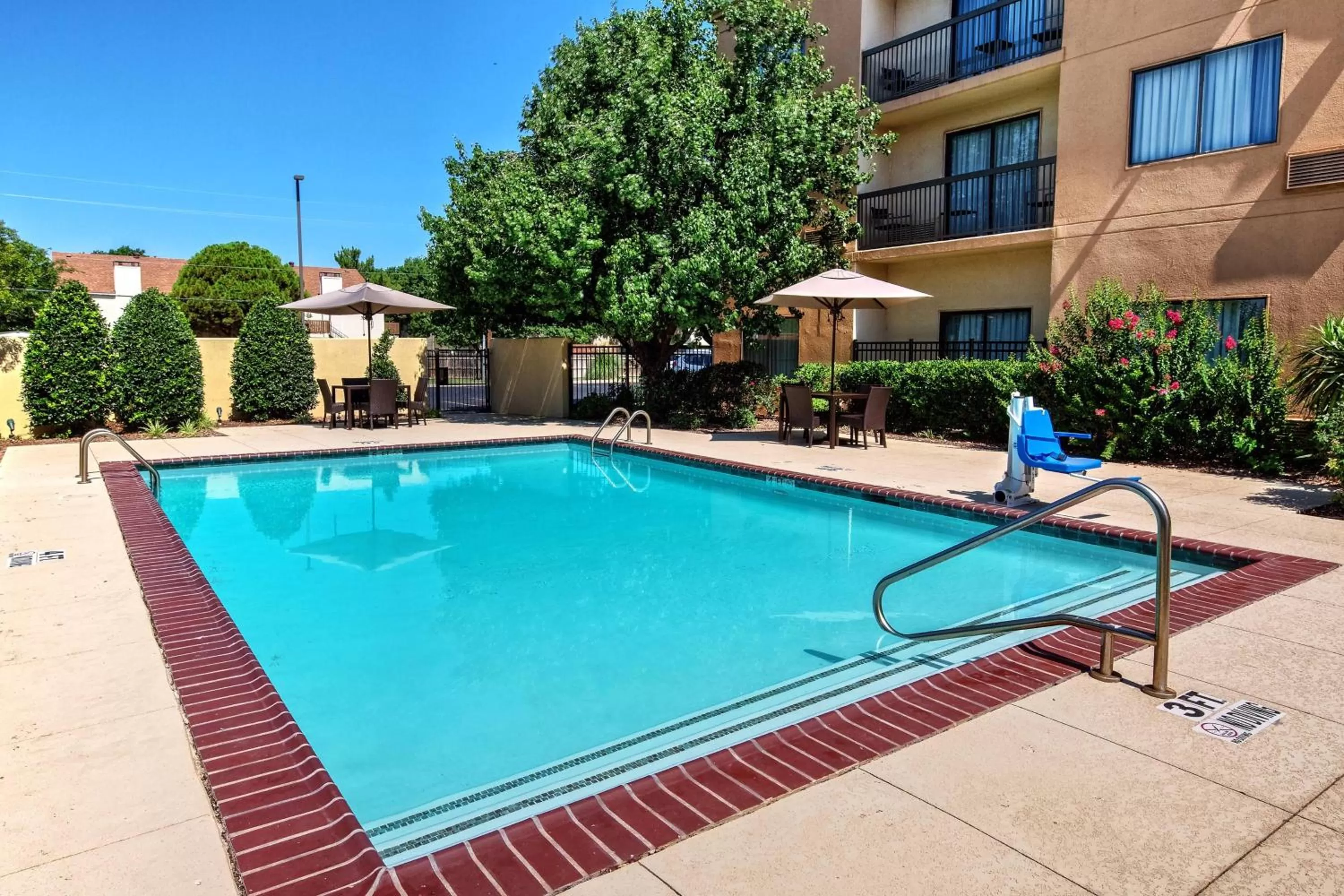 Swimming pool in Courtyard by Marriott Abilene Southwest/Abilene Mall South