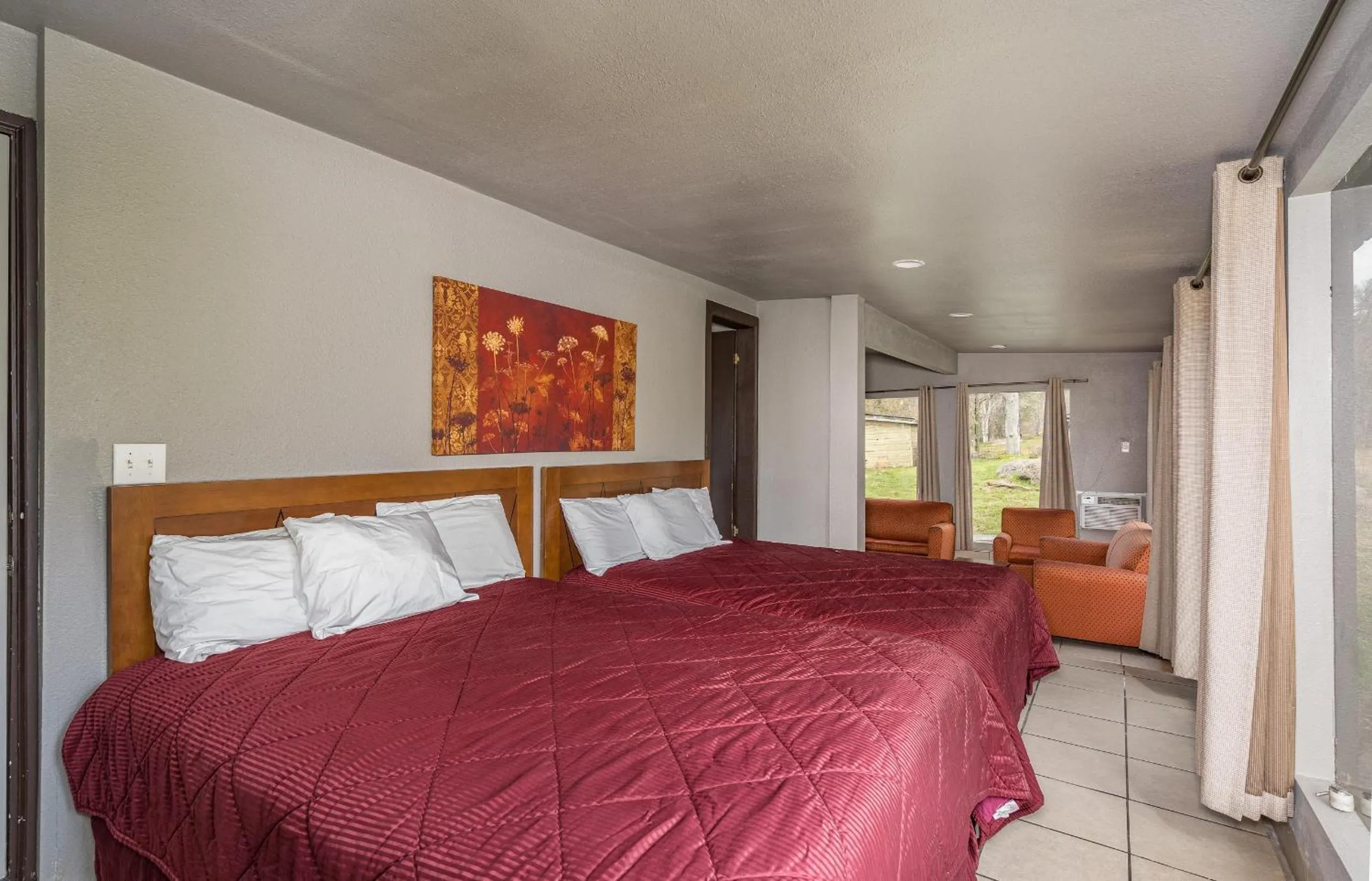 Bed in Mountain Trail Lodge and Vacation Rentals