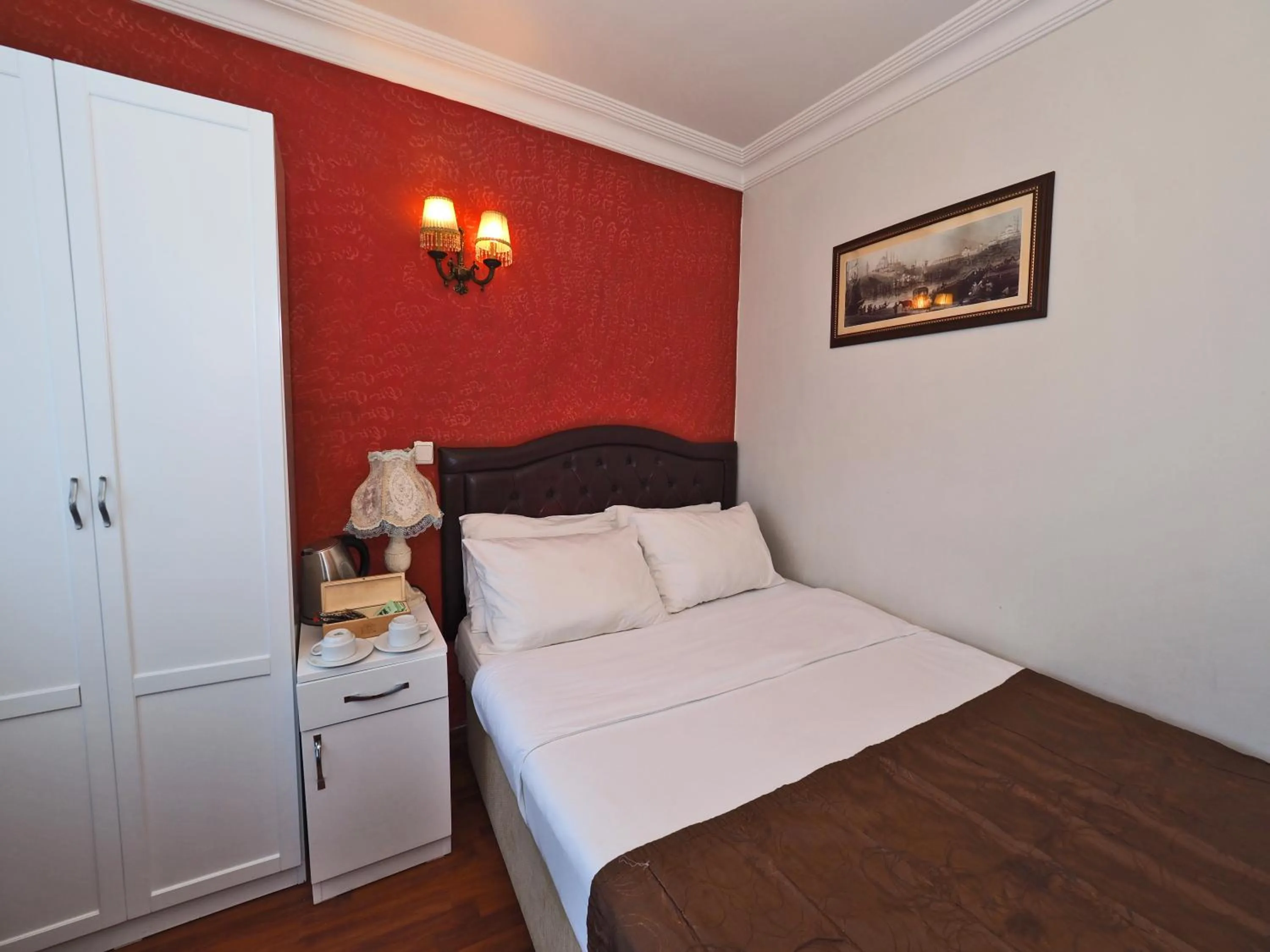 Photo of the whole room, Bed in The Sunrise Hotel