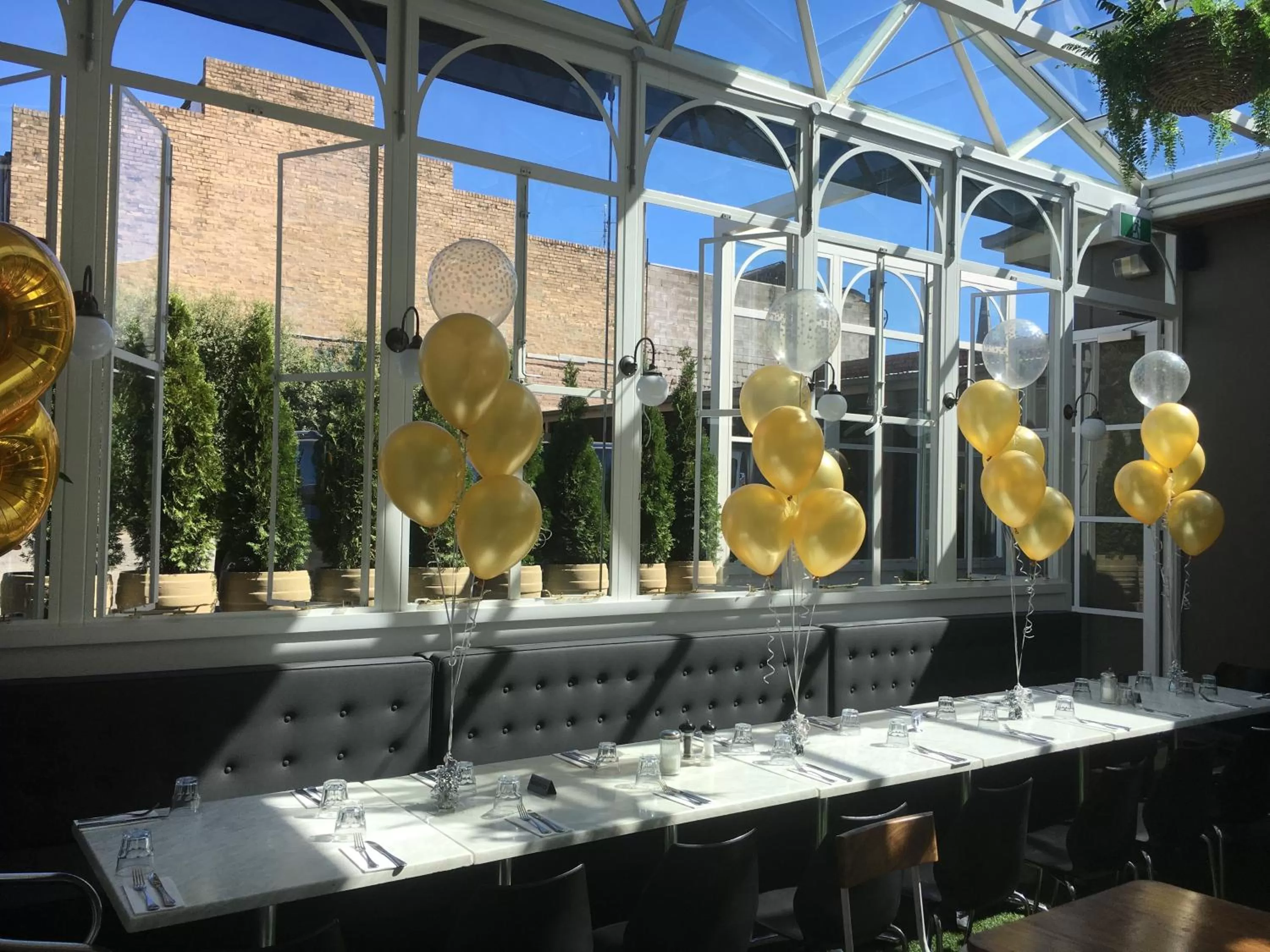 Restaurant/Places to Eat in Oscars Hotel and Cafe Bar