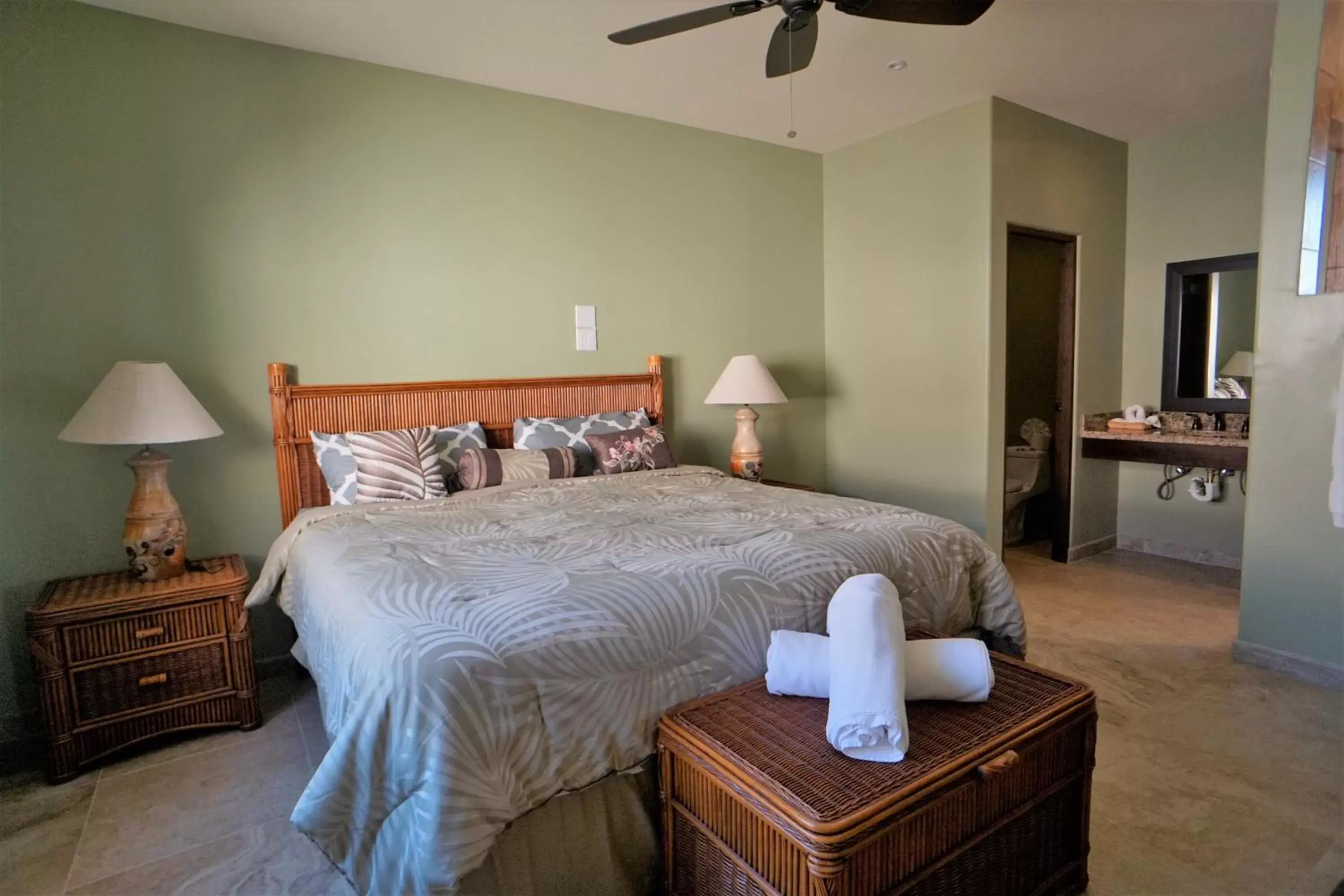 King Room with Mountain View in Cerritos Beach Inn King Room with Mountain View in Cerritos Beach Inn