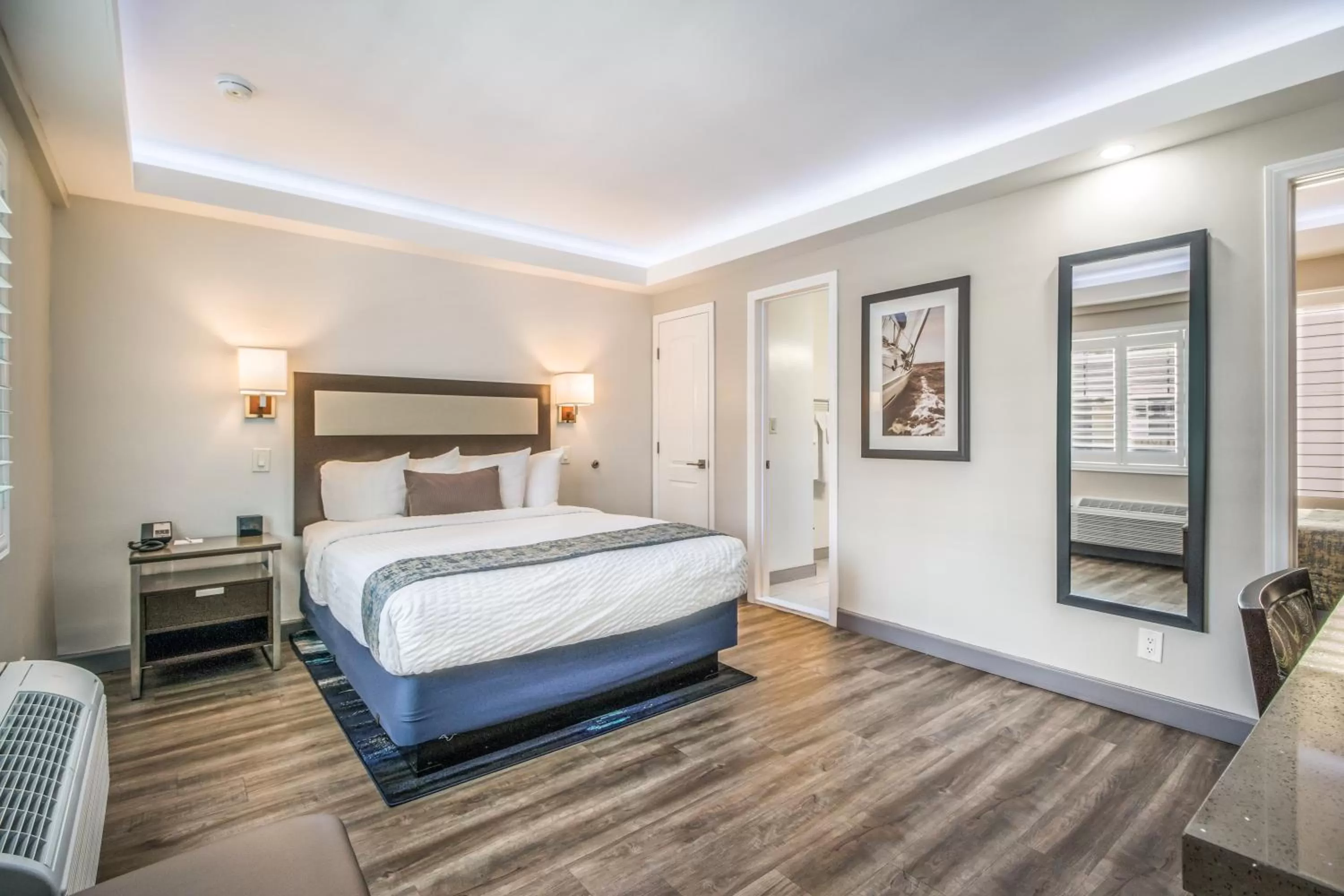 Bedroom, Bed in Inn at 50 Long Beach Convention Center