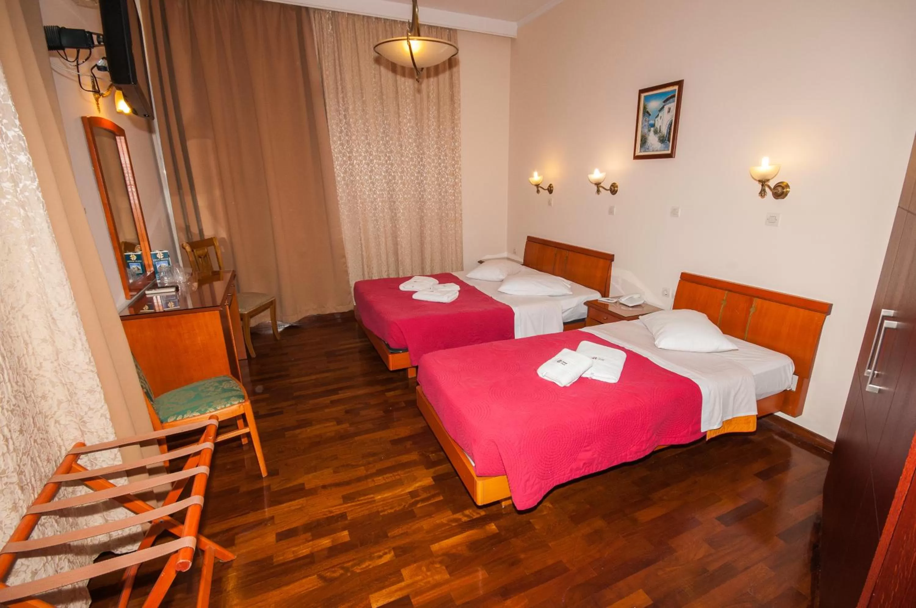 Photo of the whole room, Bed in Cecil Hotel