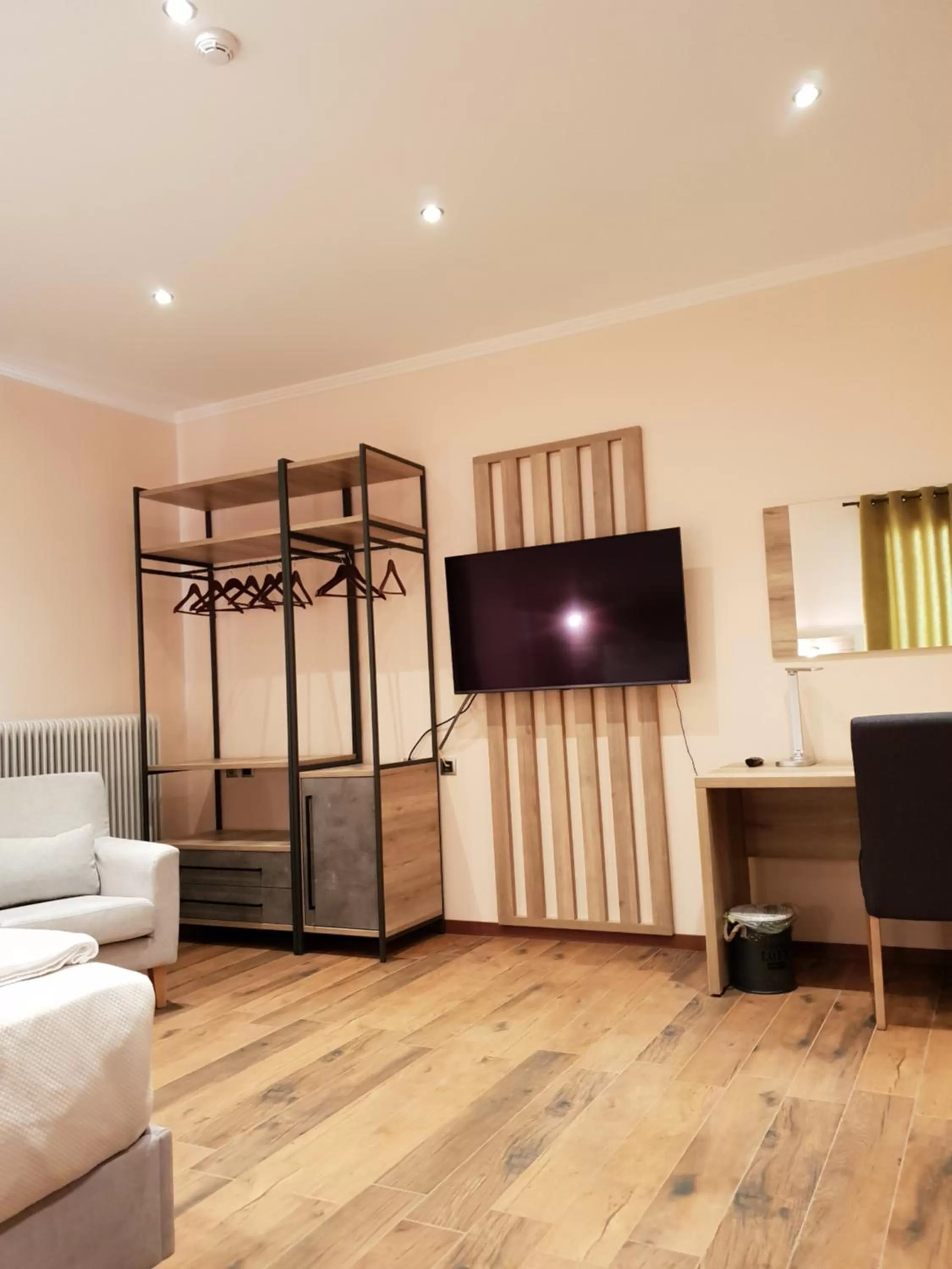 Photo of the whole room, Bed in Mondeus Inn Luxury