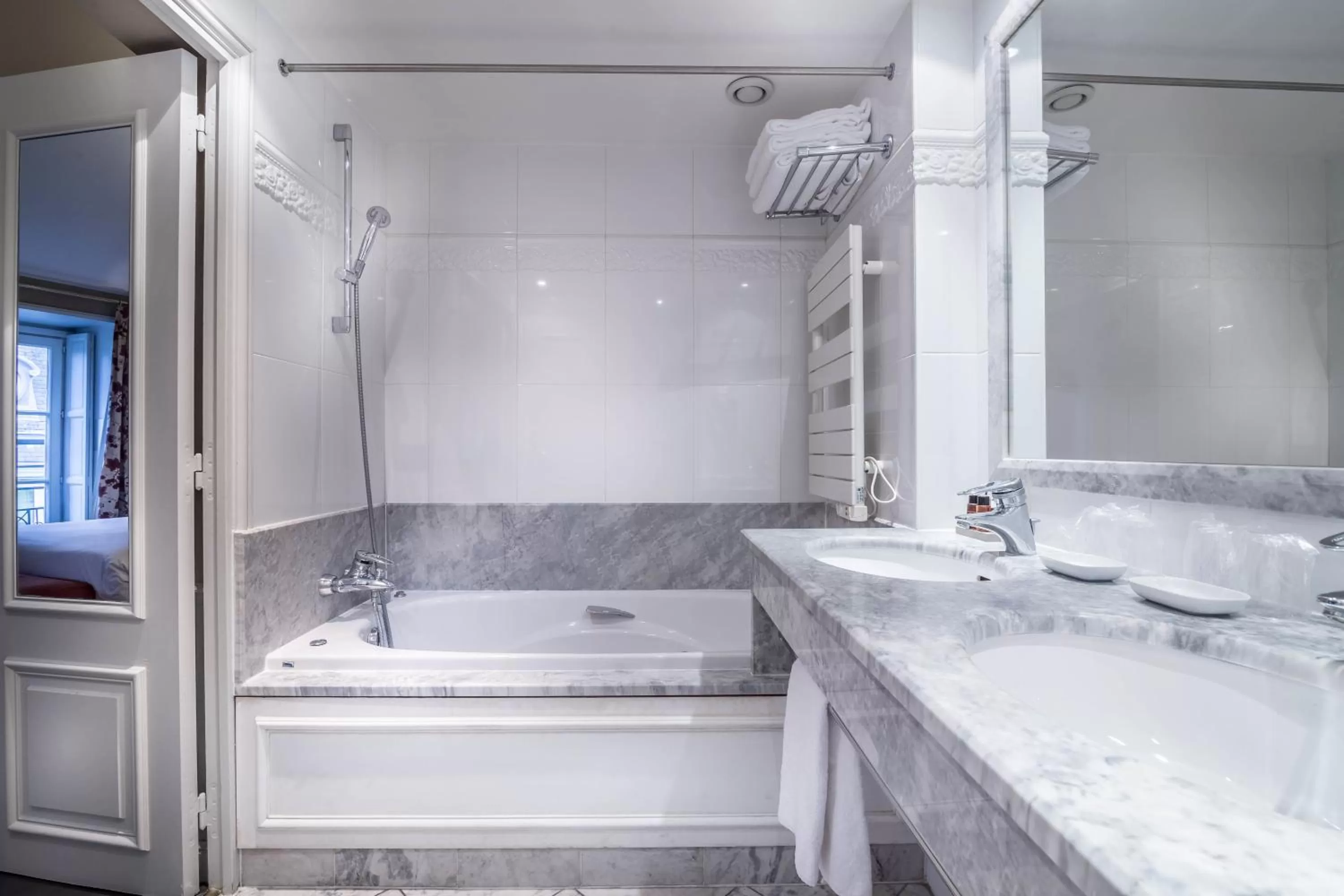 Bathroom in Hôtel Le Lavoisier & Spa