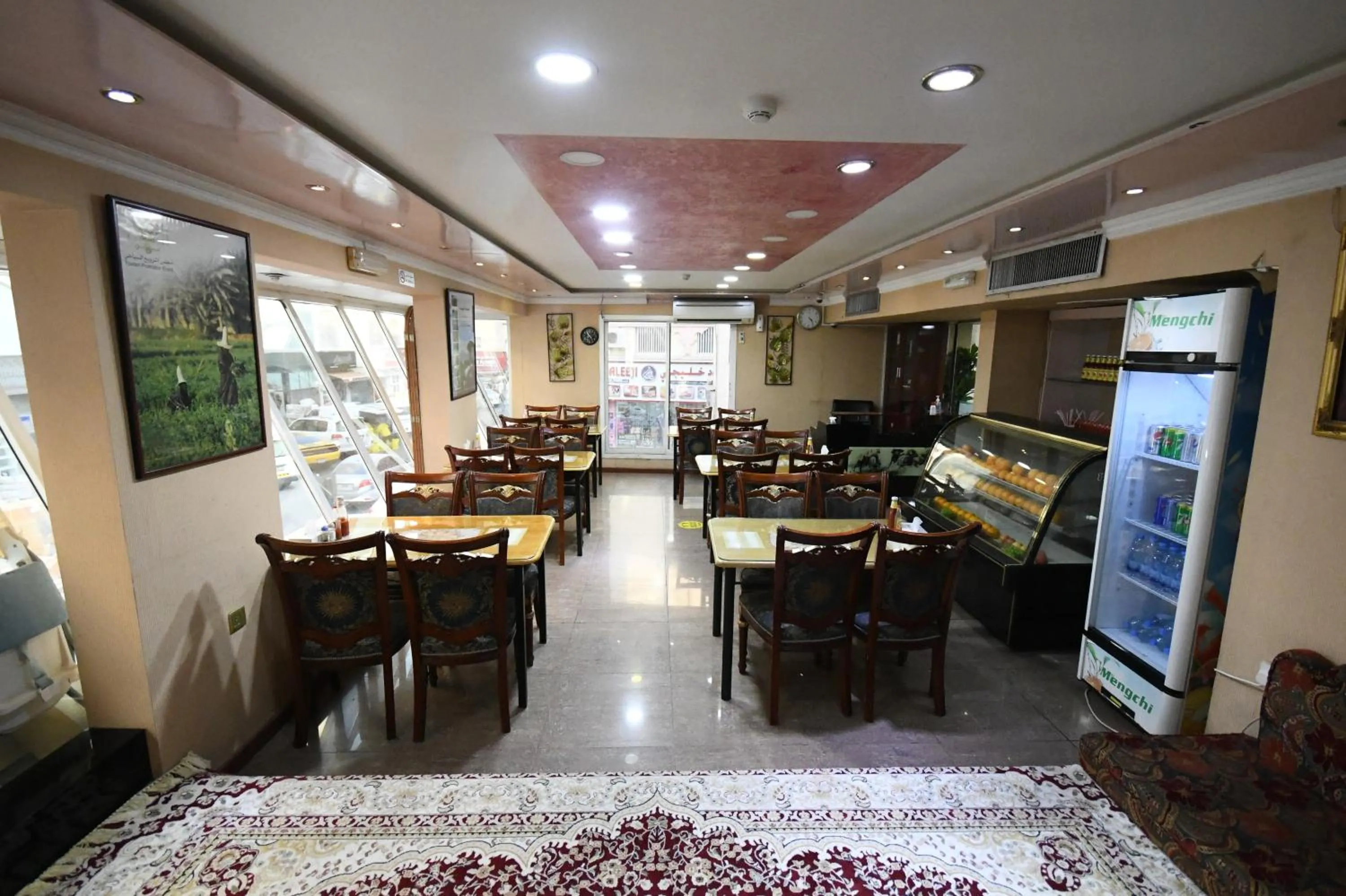 Restaurant/places to eat in Maaeen Hotel