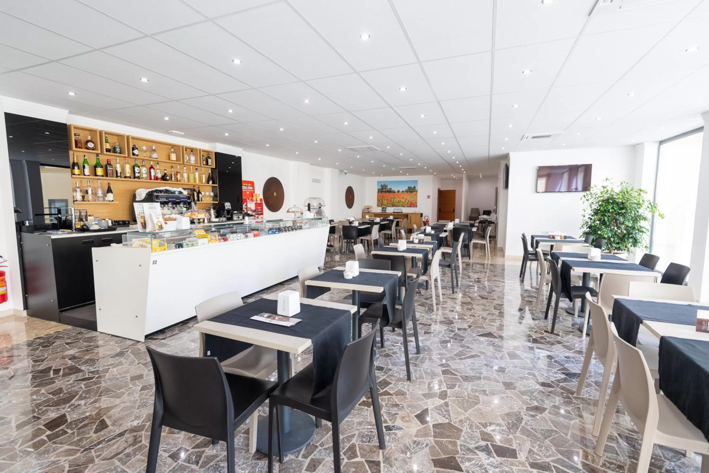 Restaurant/places to eat in Hotel Auditorium