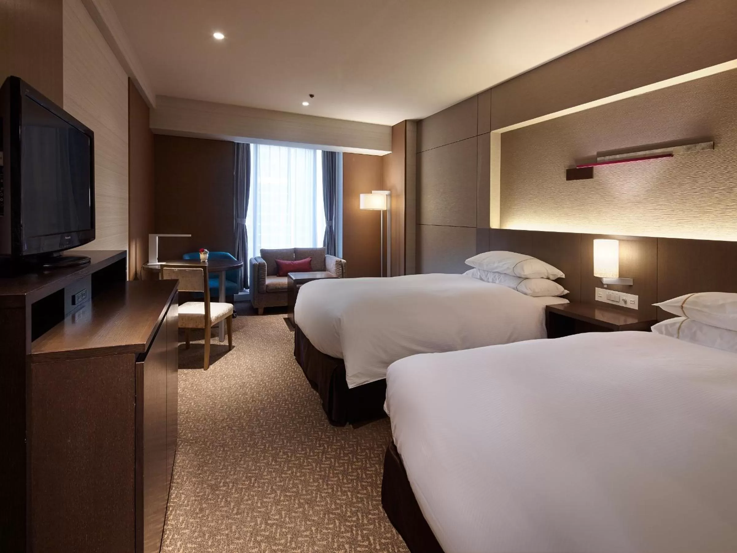 Photo of the whole room, Bed in Sheraton Miyako Hotel Osaka