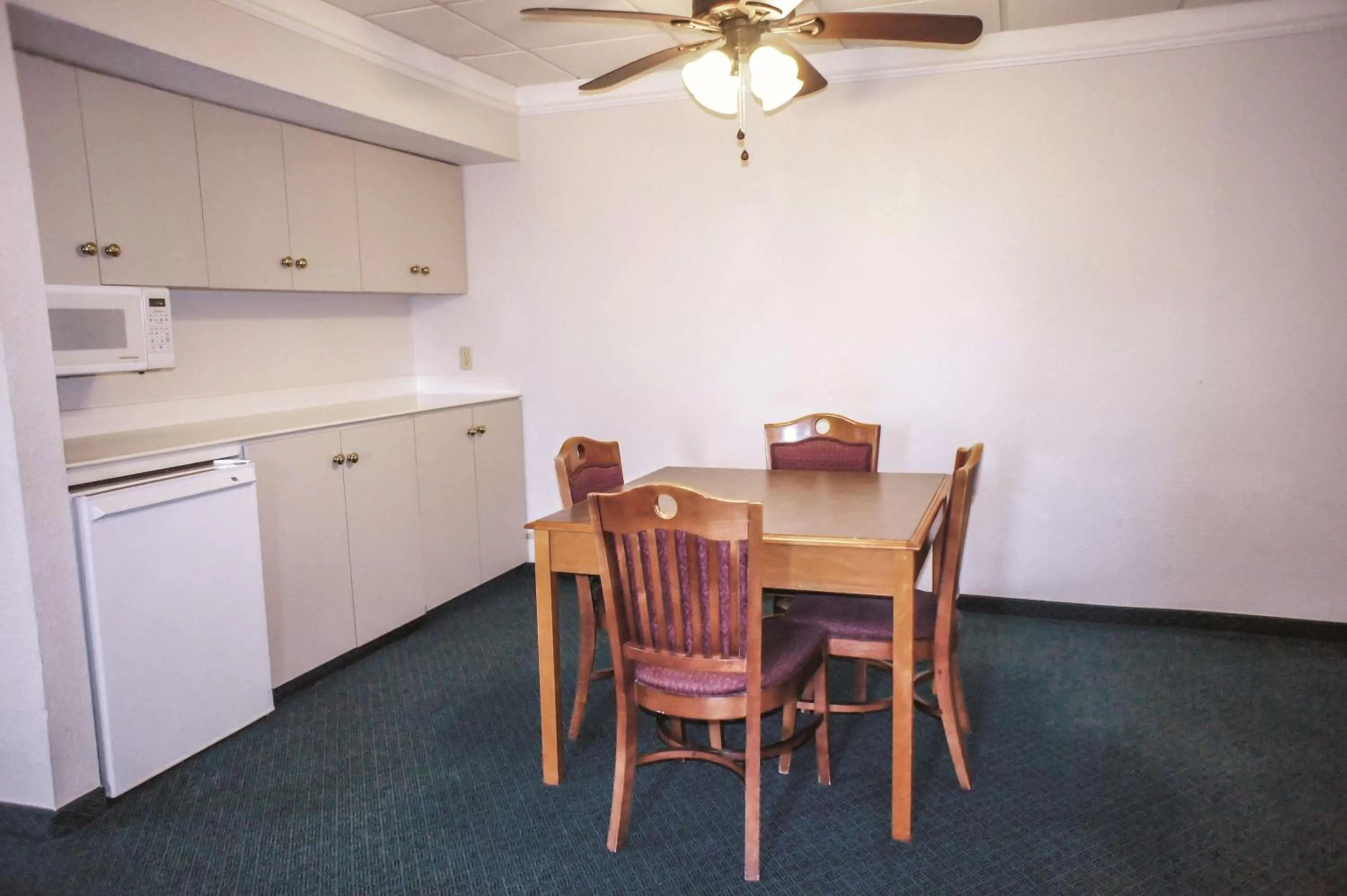 Photo of the whole room in La Quinta Inn by Wyndham Moline Airport