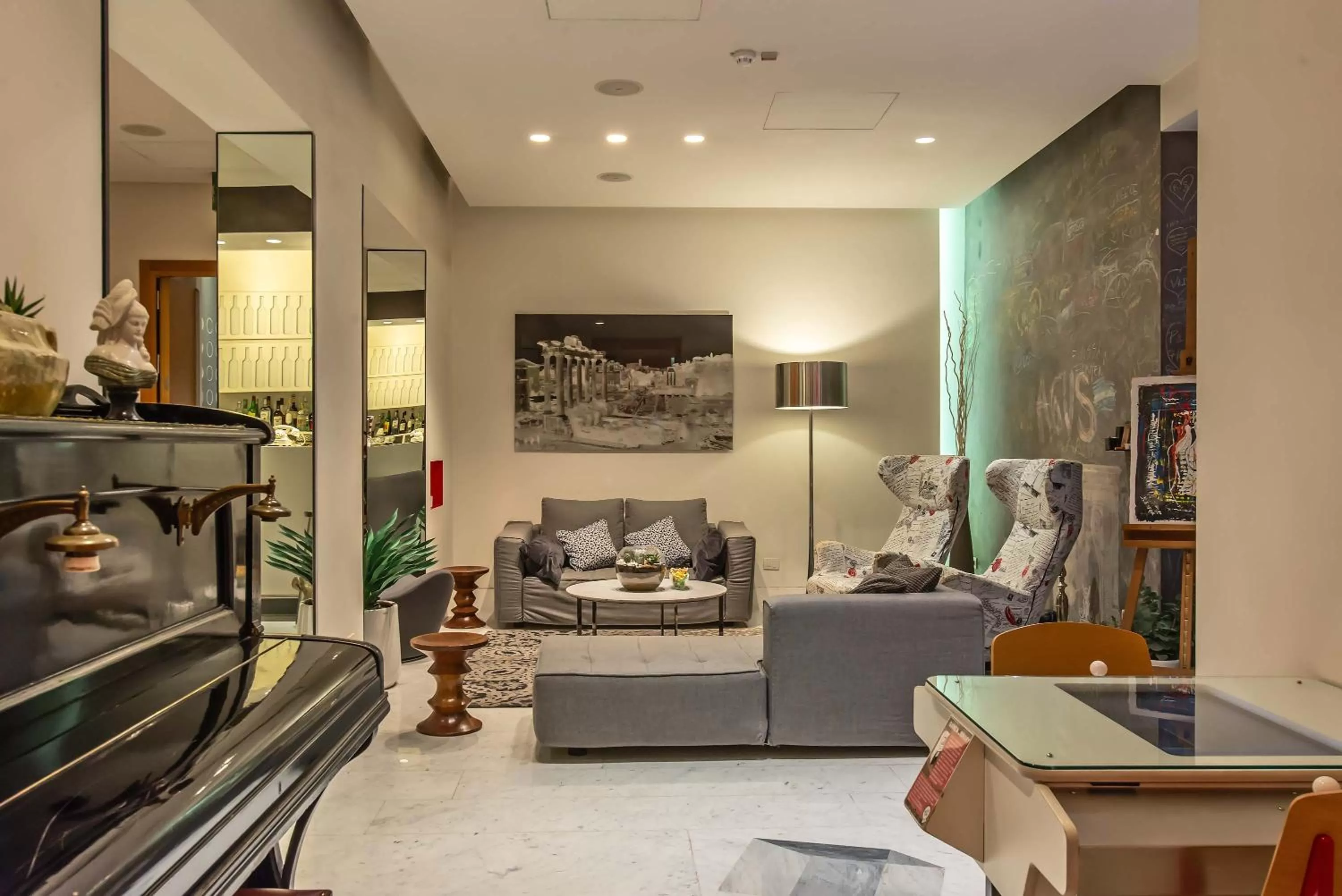 Communal lounge/ TV room in Hotel White