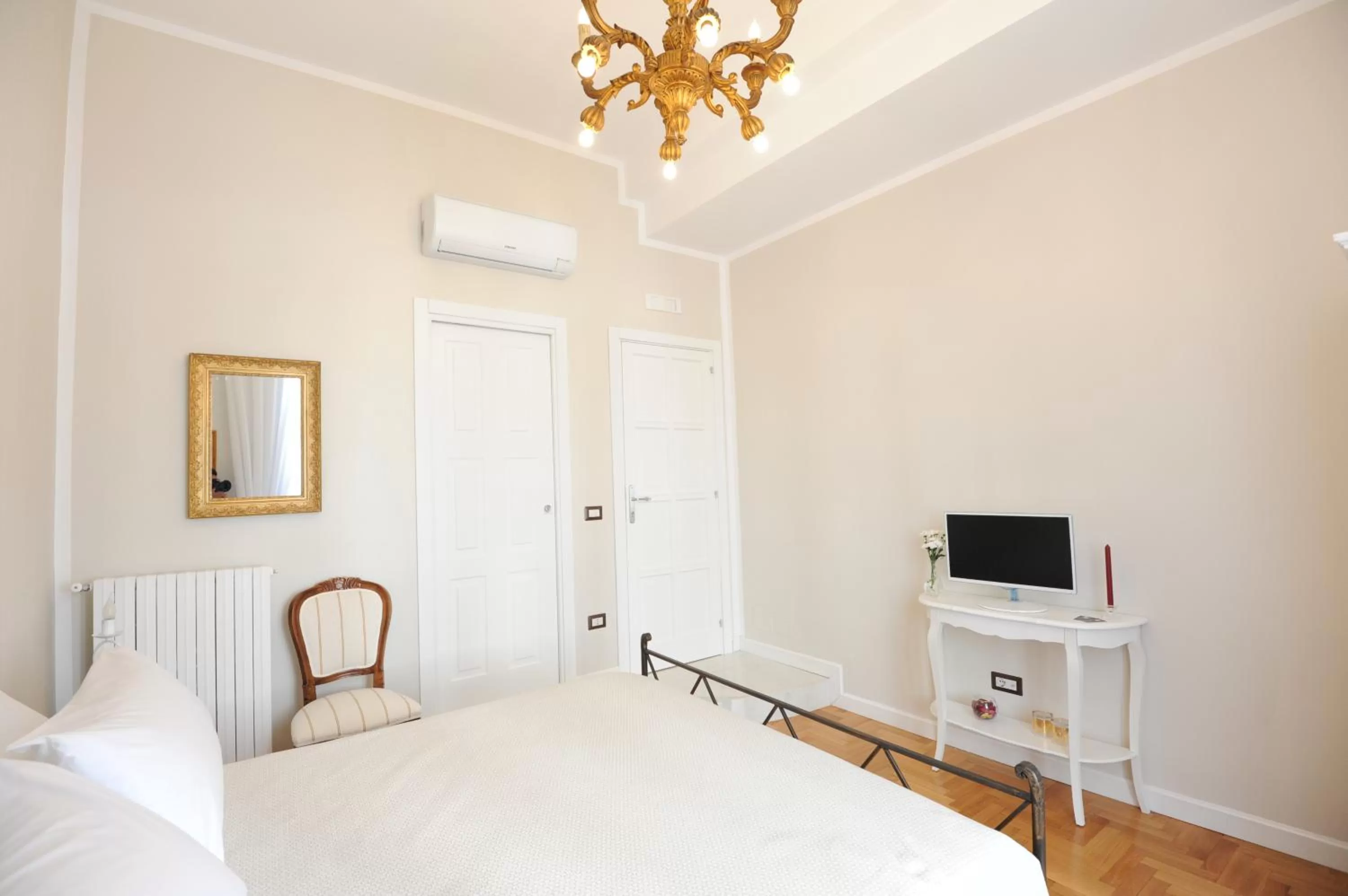 Photo of the whole room, Bed in Residenza Borbonica