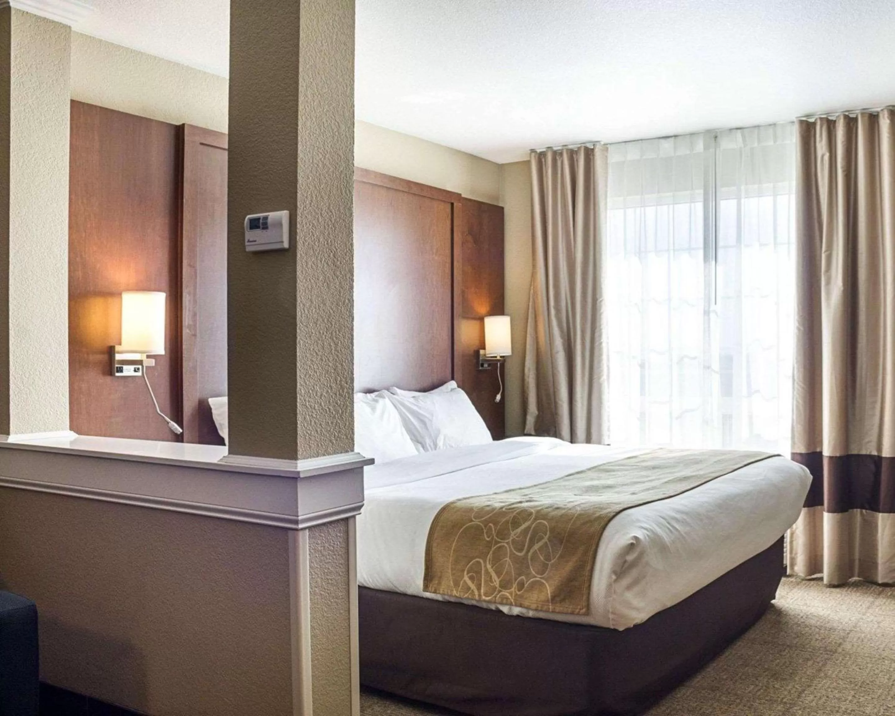 Photo of the whole room, Bed in Comfort Suites Minot South