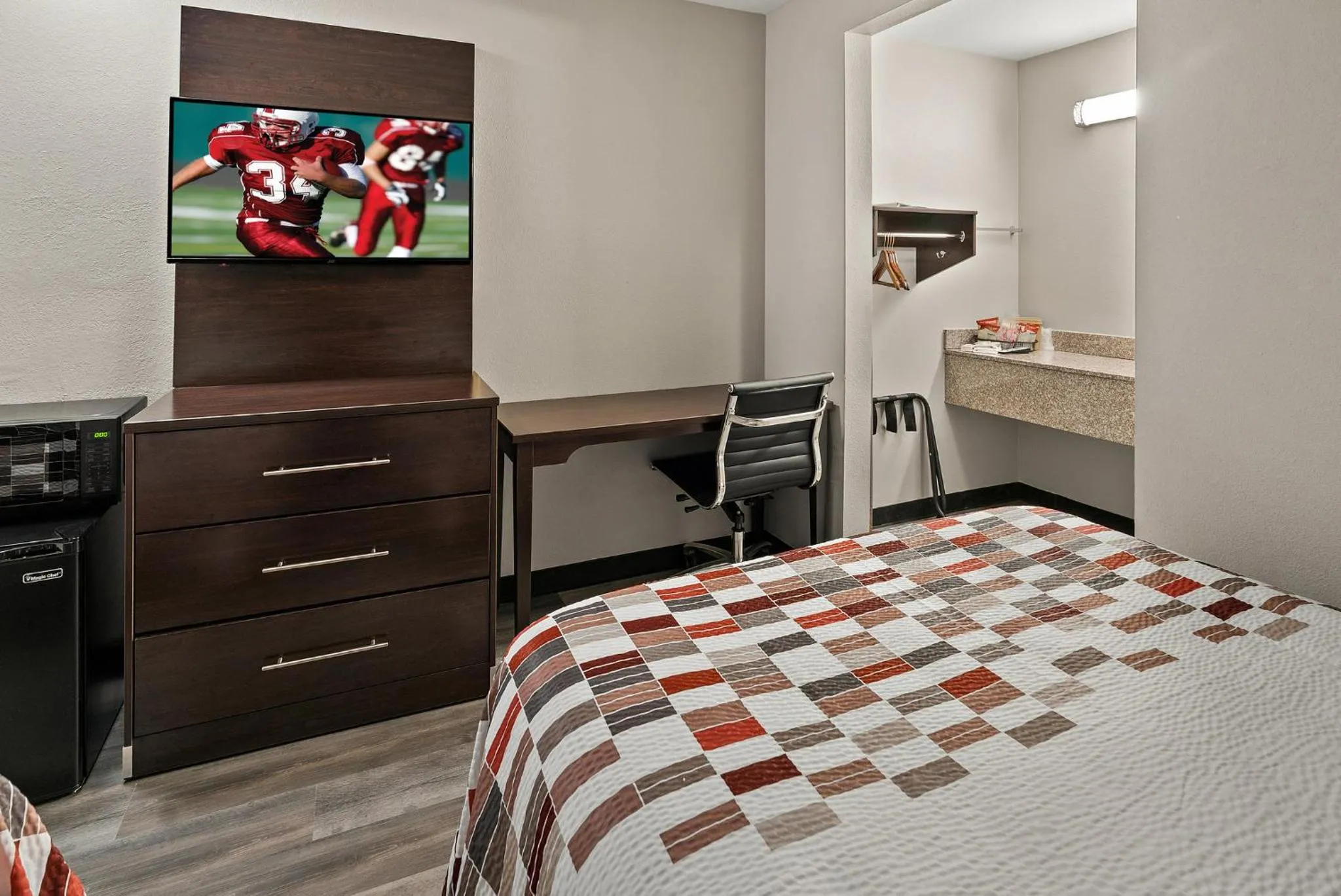 Photo of the whole room, Bed in Red Roof Inn Spartanburg - I-85