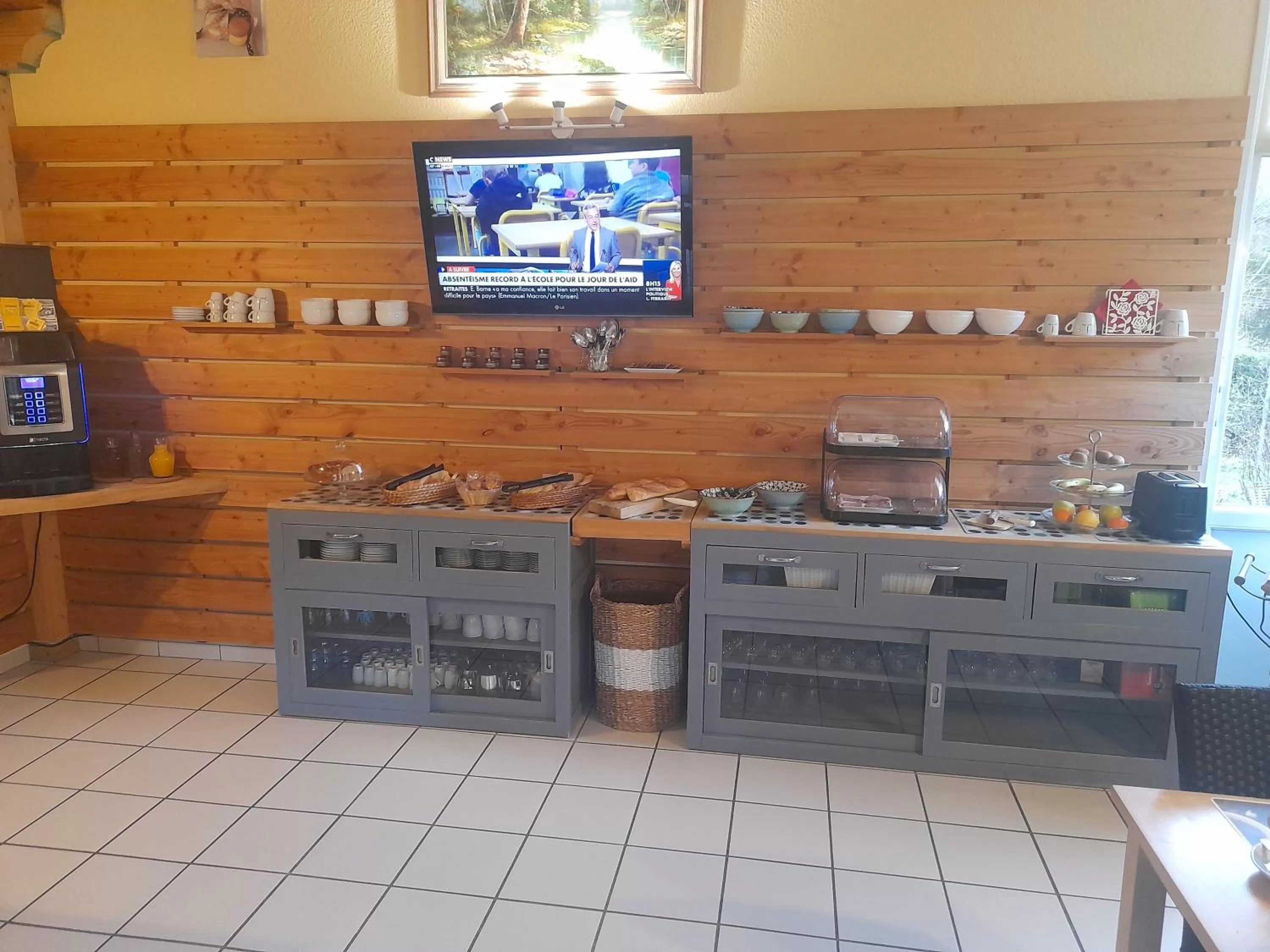 Breakfast, TV/Entertainment Center in Hotel de l'Ile d'Amour