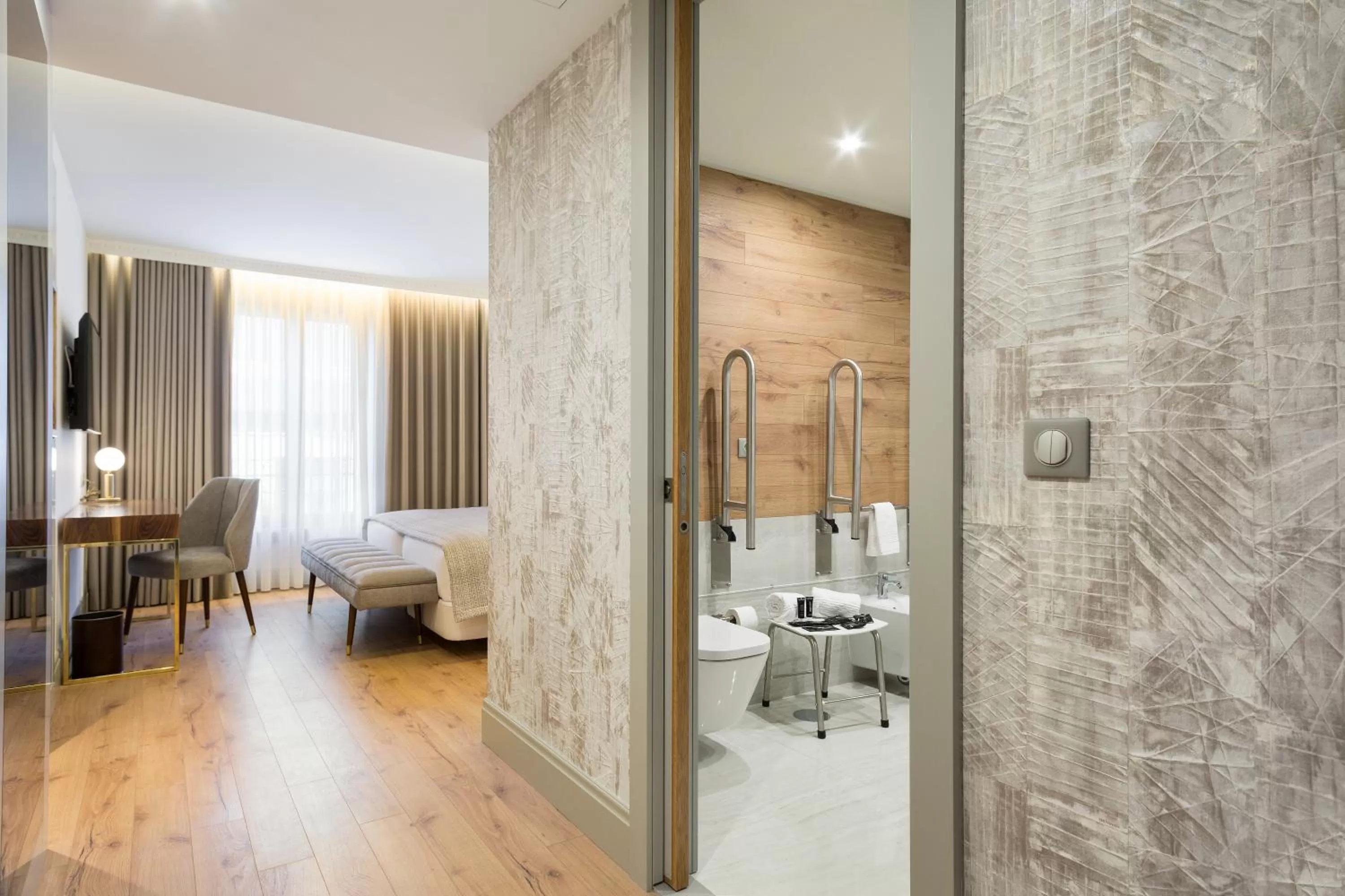 Shower, Bed in Acta The Avenue