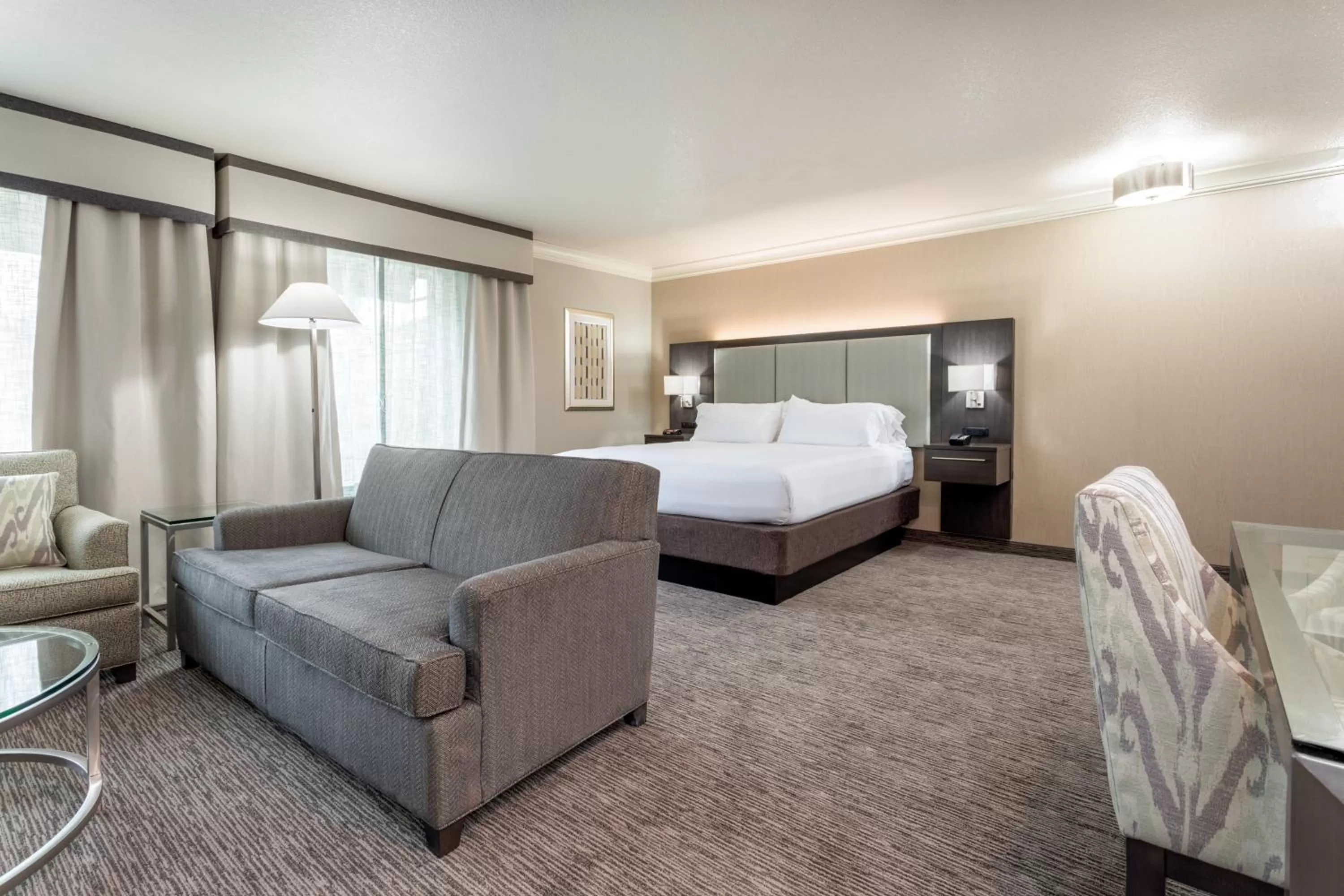 Photo of the whole room, Bed in Holiday Inn Auburn by IHG