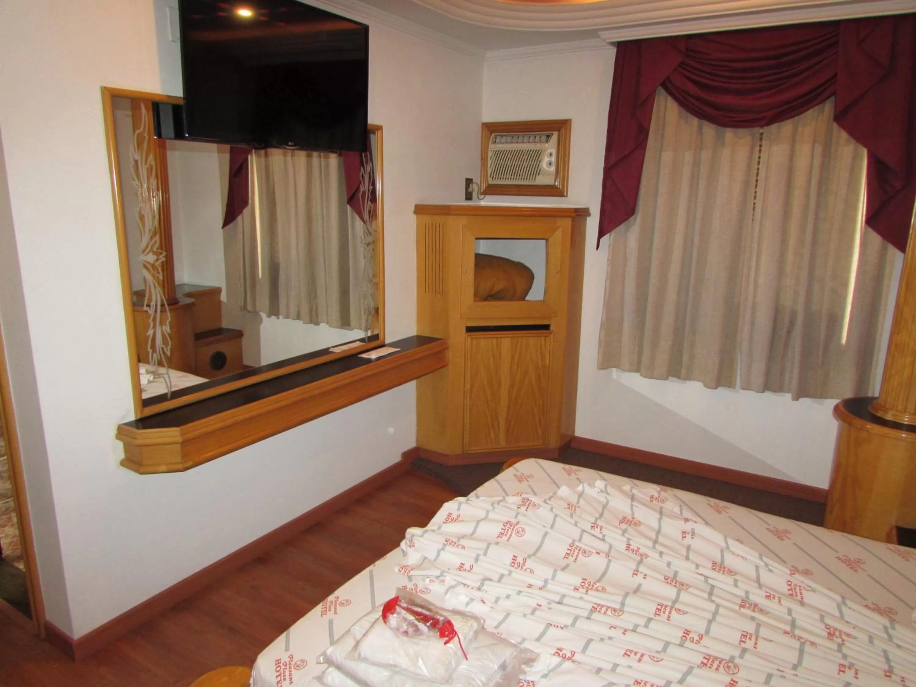 Bedroom, TV/Entertainment Center in Pleasant Place Hotel
