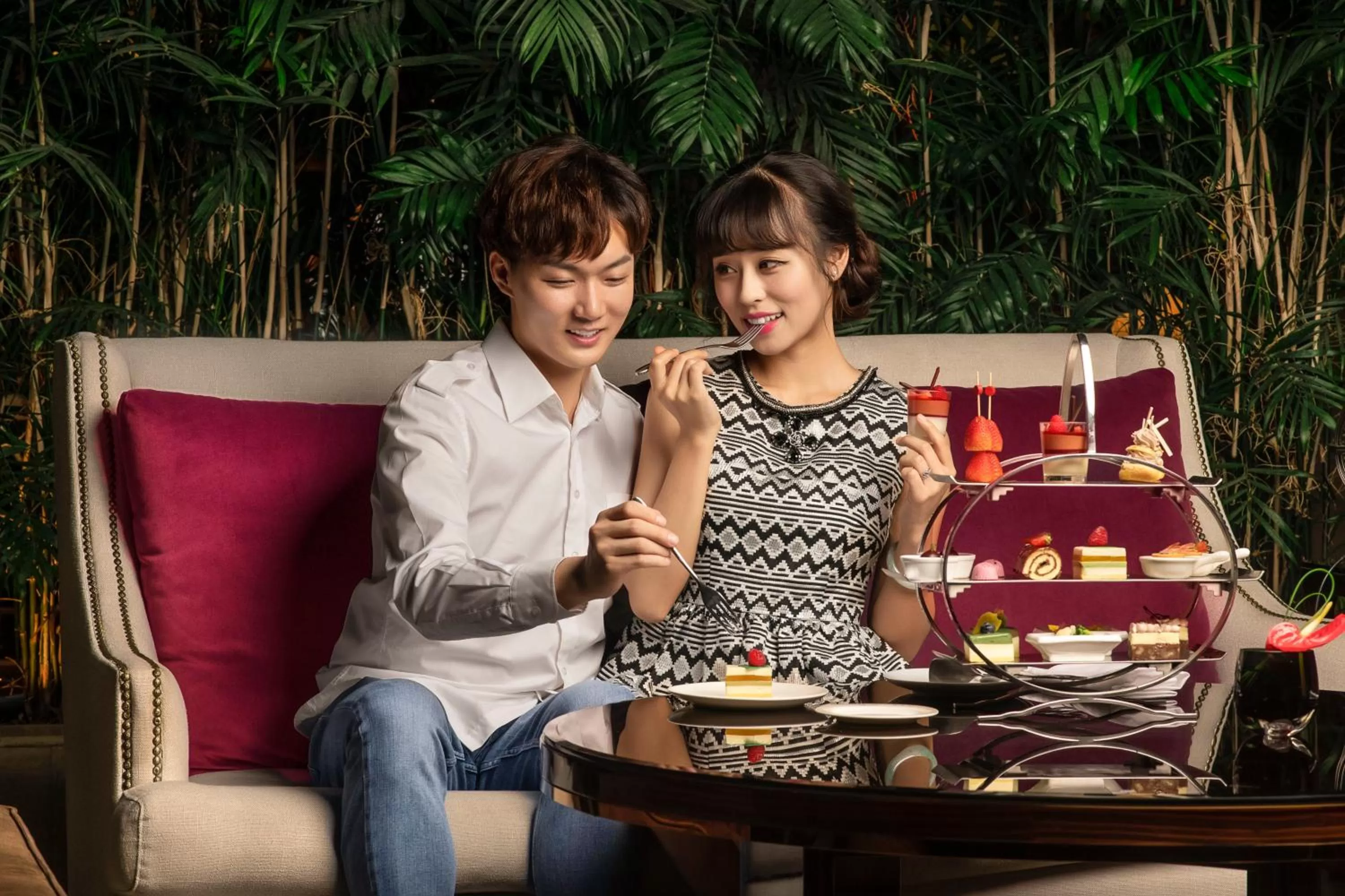 Lounge or bar in InterContinental Chengdu Global Center by IHG