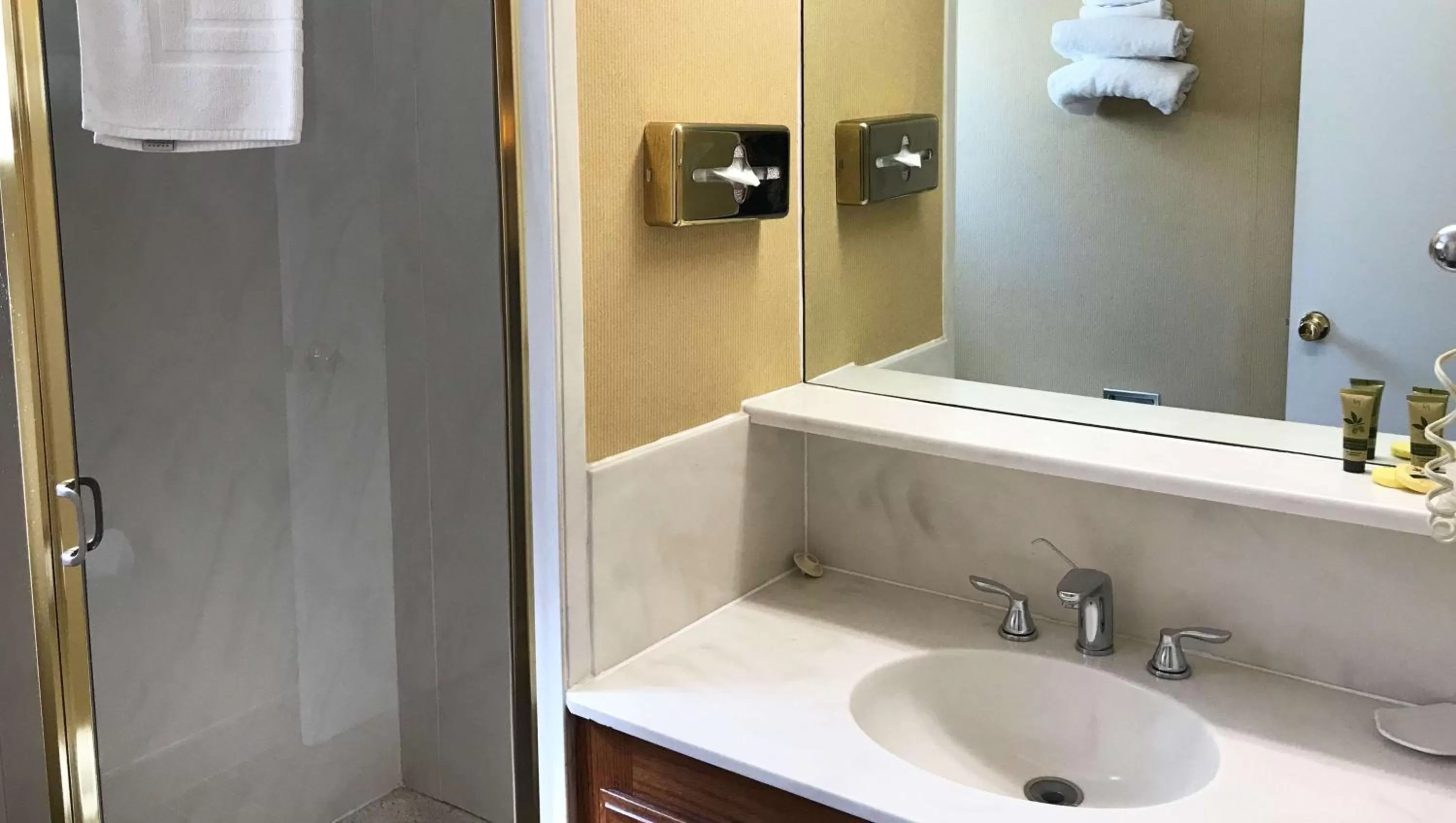 Bathroom in Pacific Heights Inn