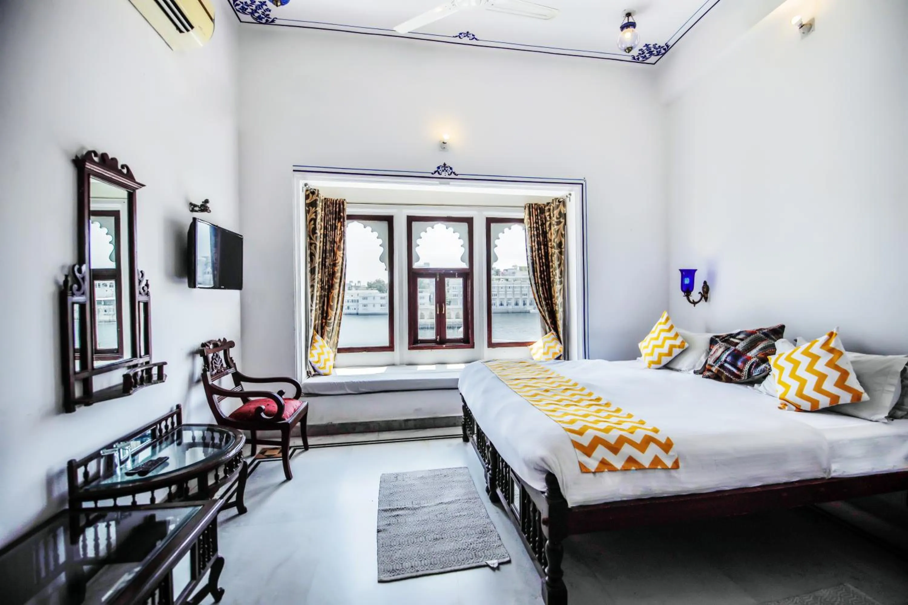 Photo of the whole room, Bed in Hotel Devraj Niwas on Lake Pichola