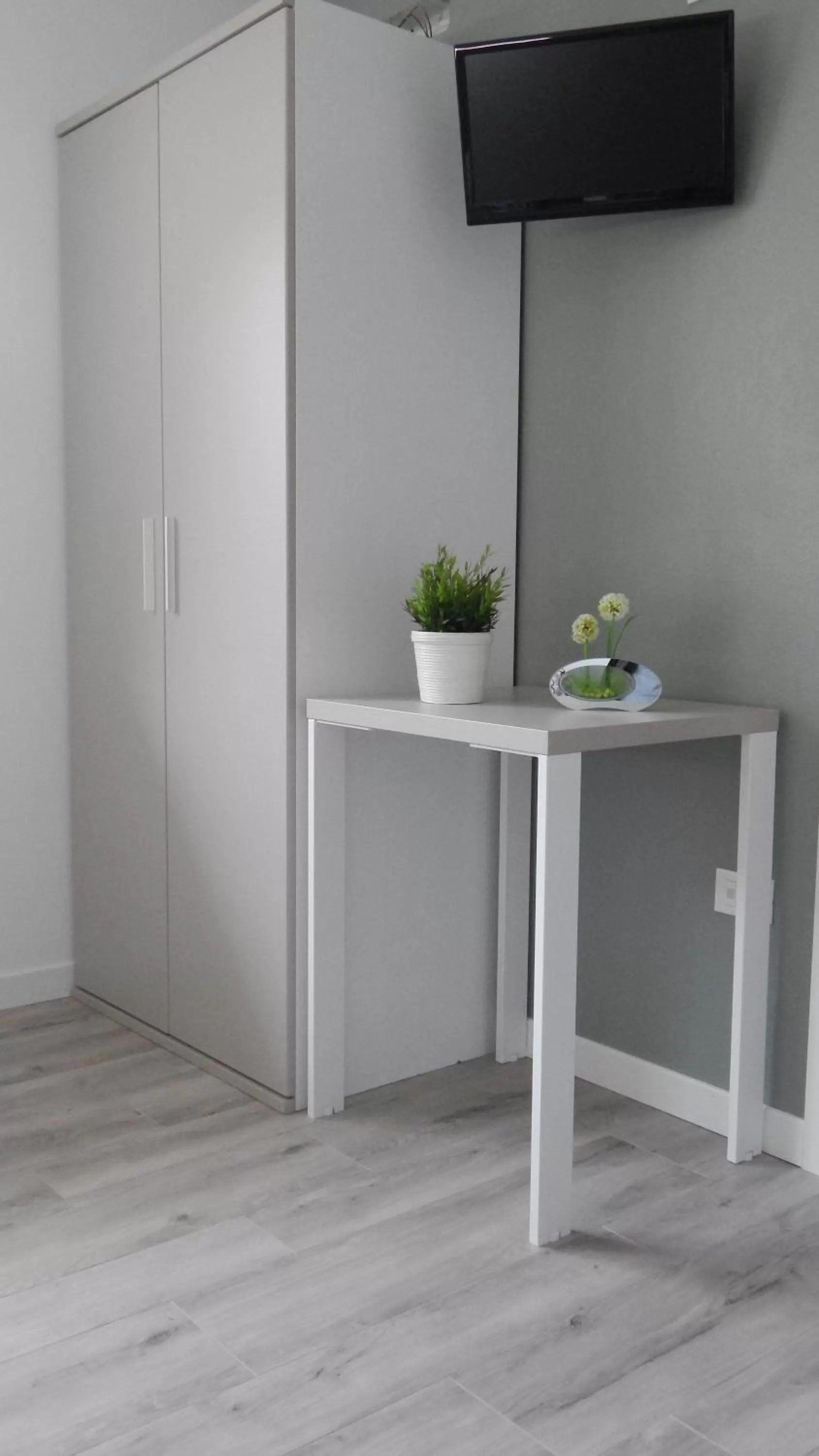 TV and multimedia, TV/Entertainment Center in Flyingaway