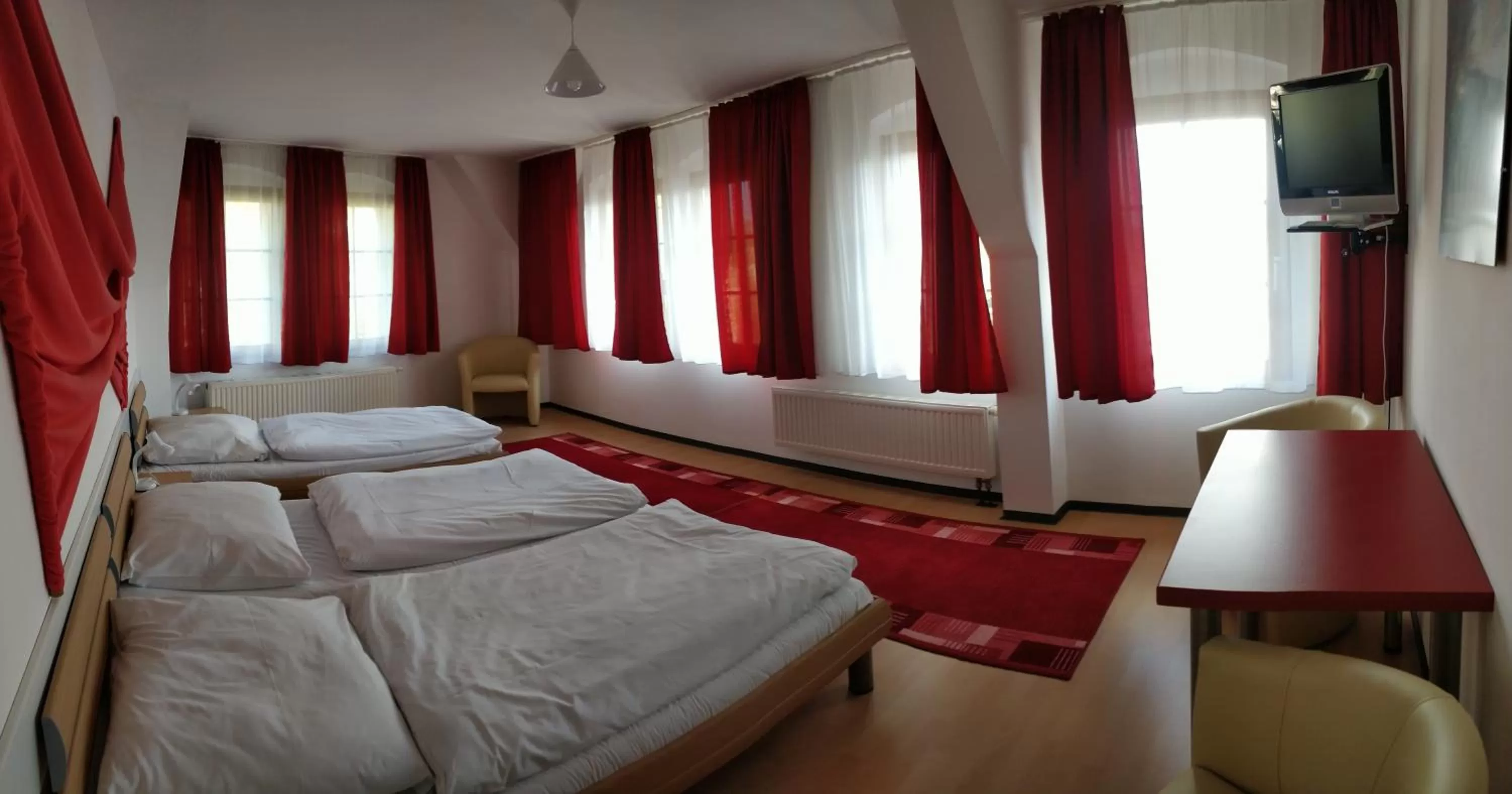 Photo of the whole room, Bed in Picobello Pension