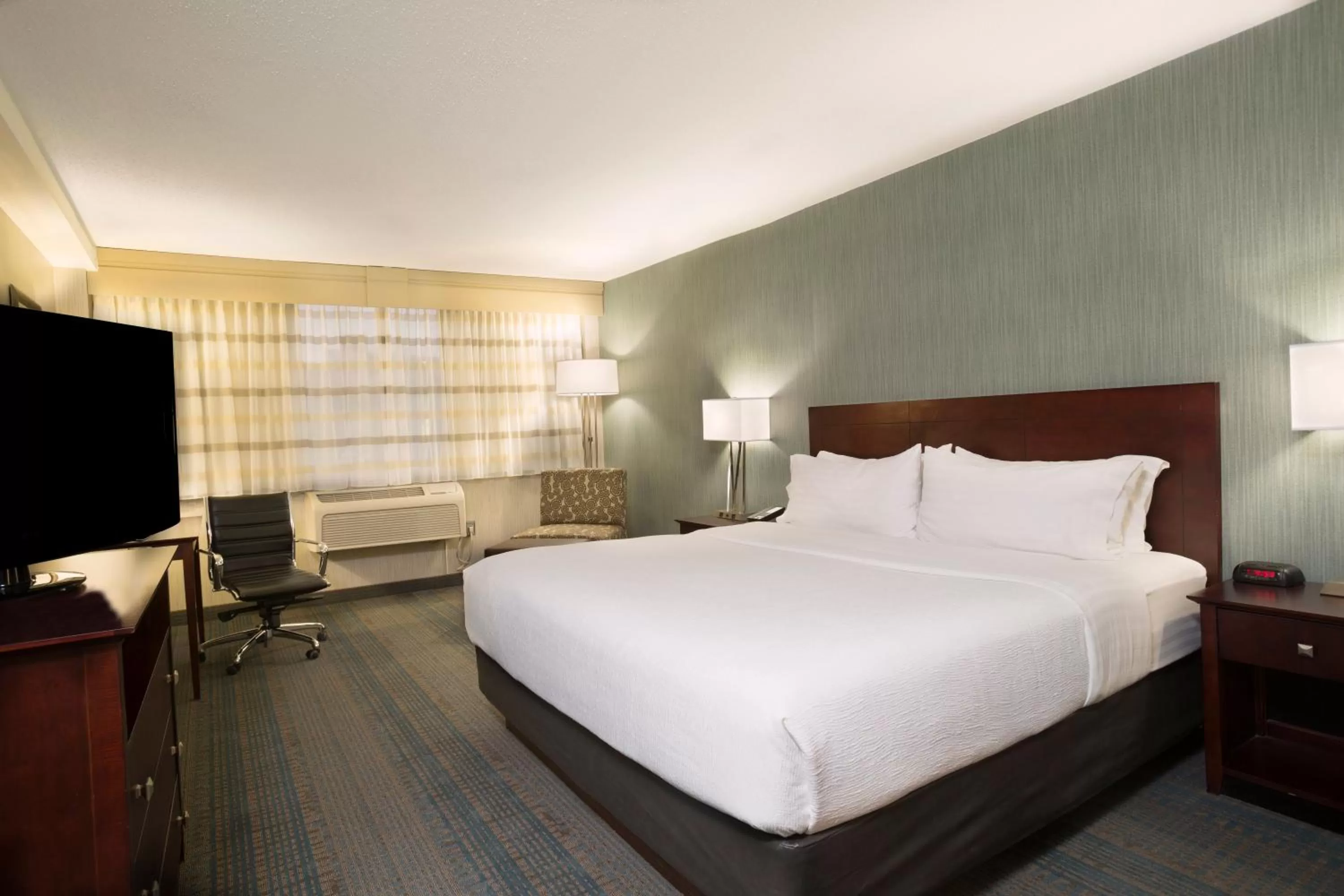 Photo of the whole room, Bed in Holiday Inn Columbus Dwtn-Capitol Square by IHG