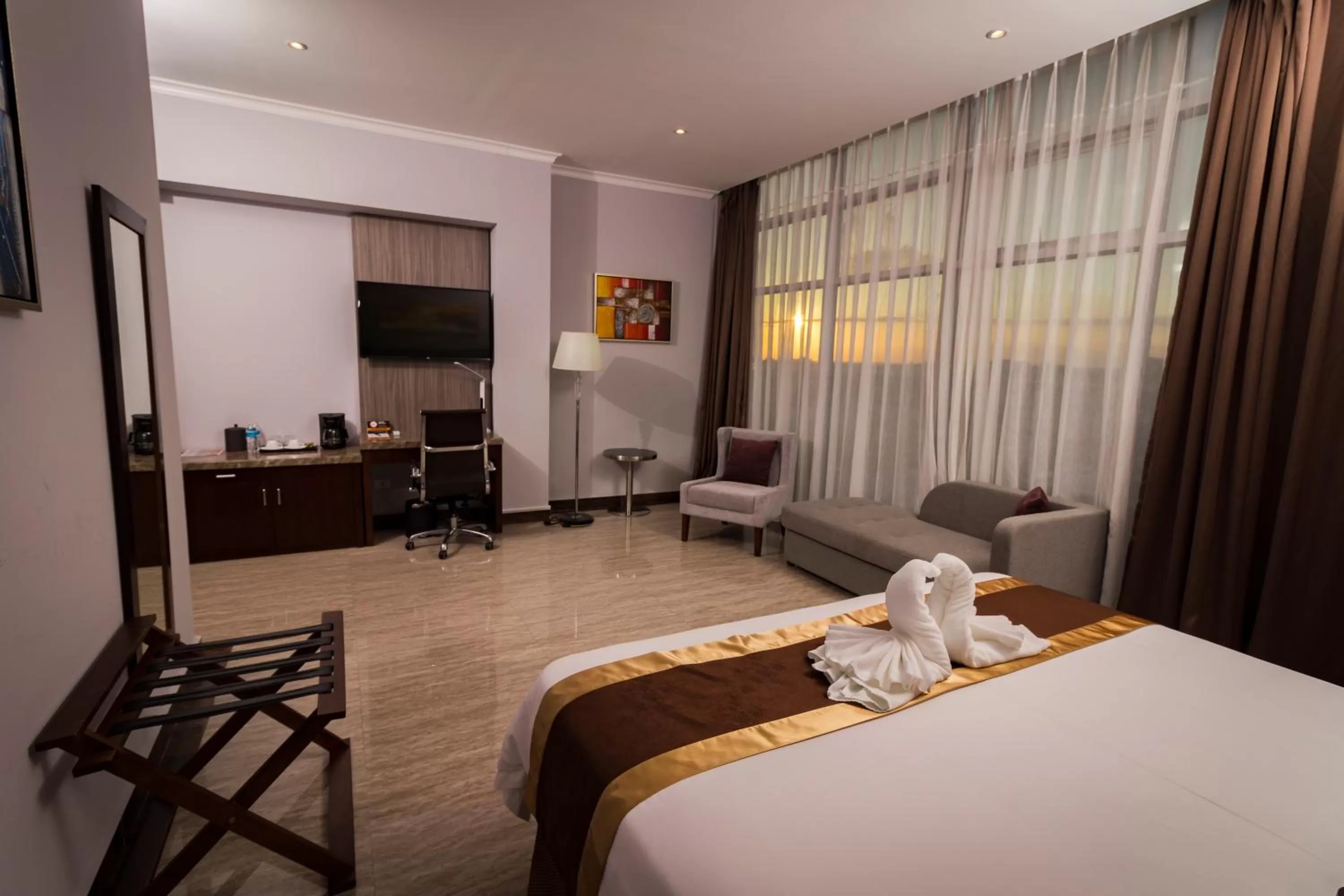 Bed in Hotel City Plaza & Suites