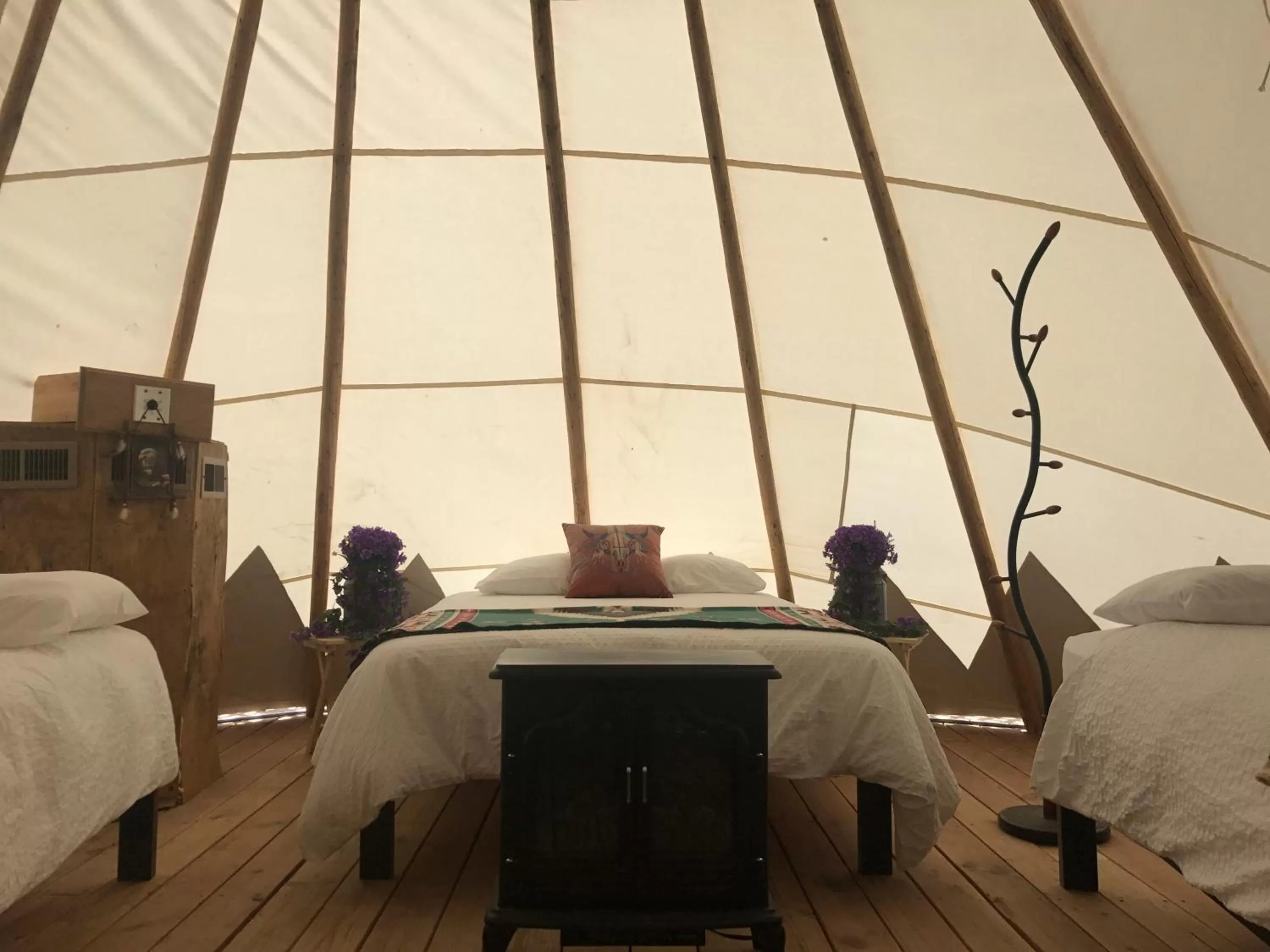 Bed in Olancha RV Park and Motel