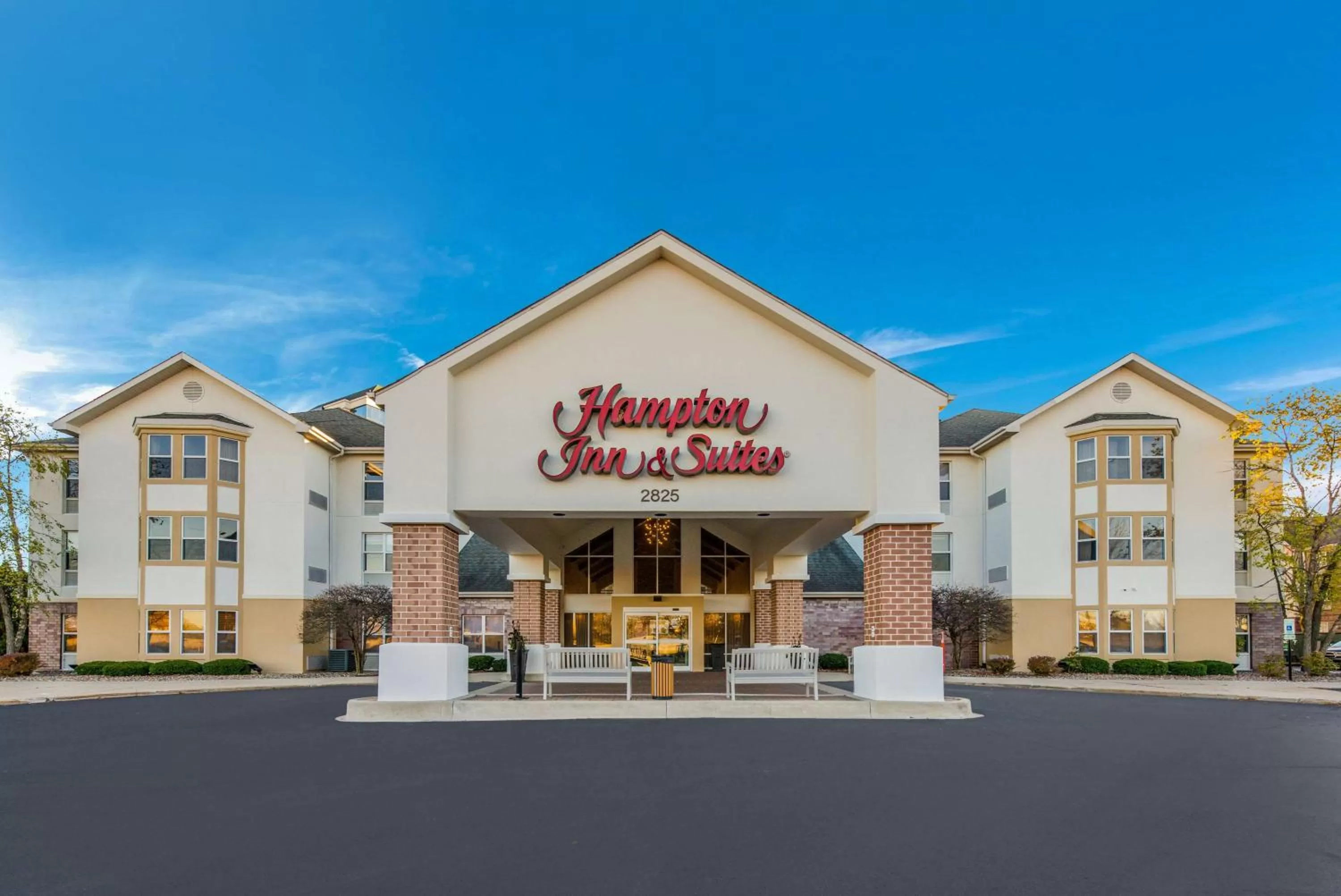 Property building in Hampton Inn & Suites Chicago-Hoffman Estates