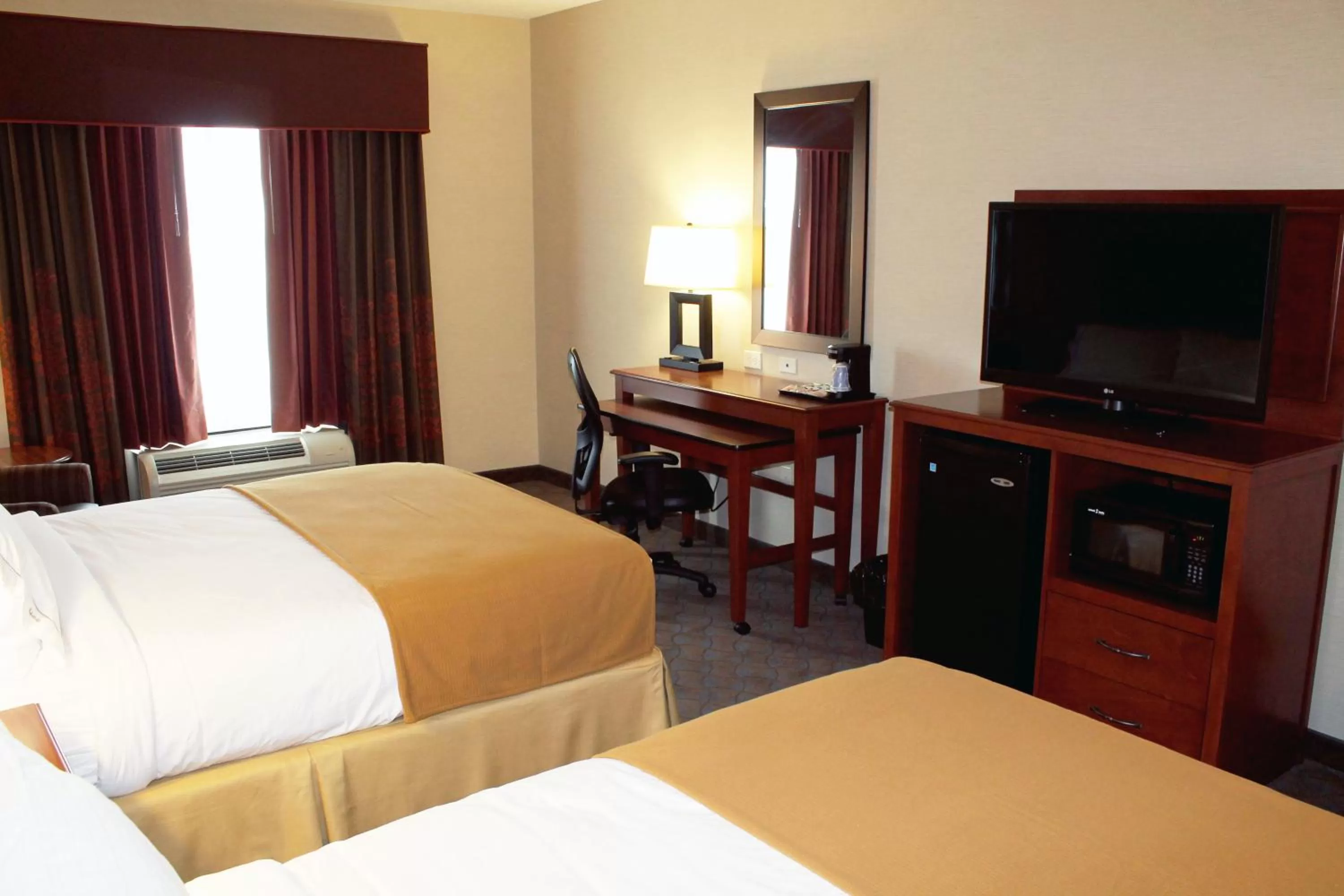 Photo of the whole room, Bed in Holiday Inn Express & Suites Paducah West by IHG