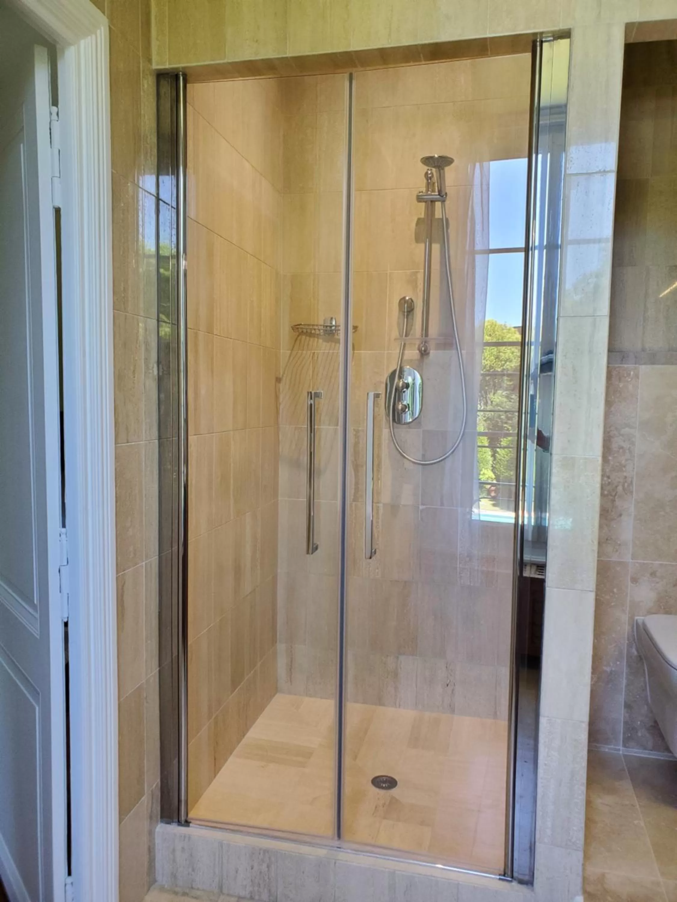 Shower in Logis des Tourelles