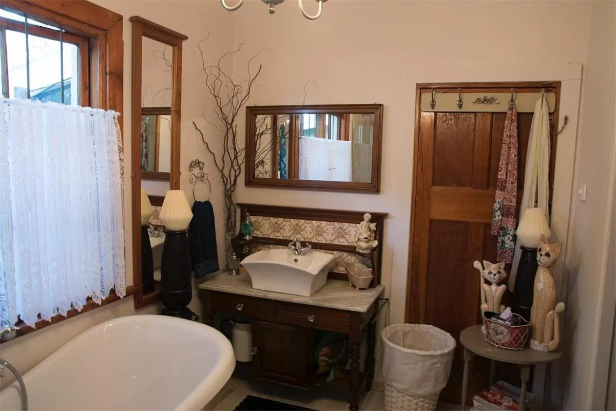 Bathroom, Bed in 79 On Ridge