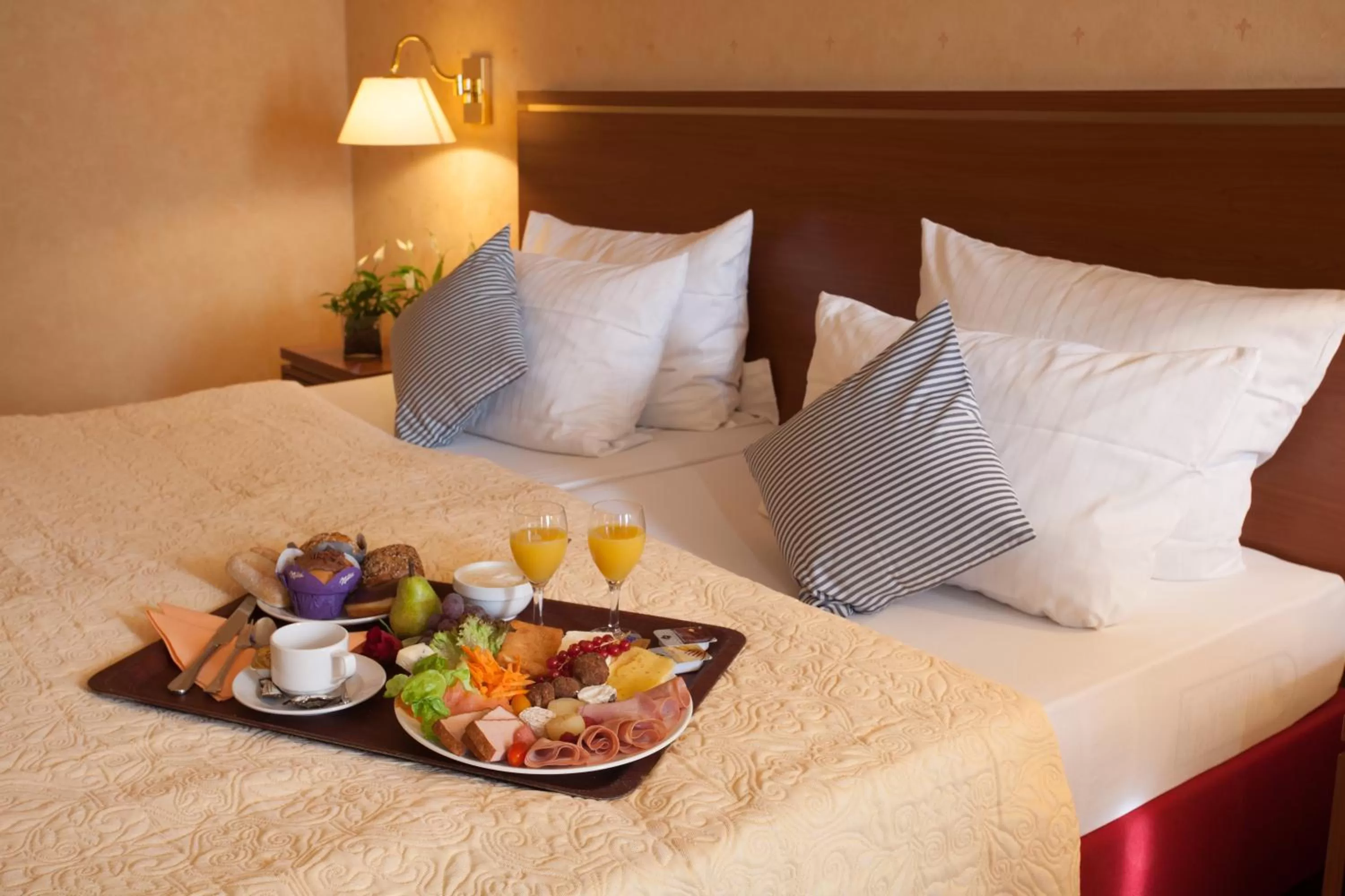 Breakfast, Bed in Hotel Athos
