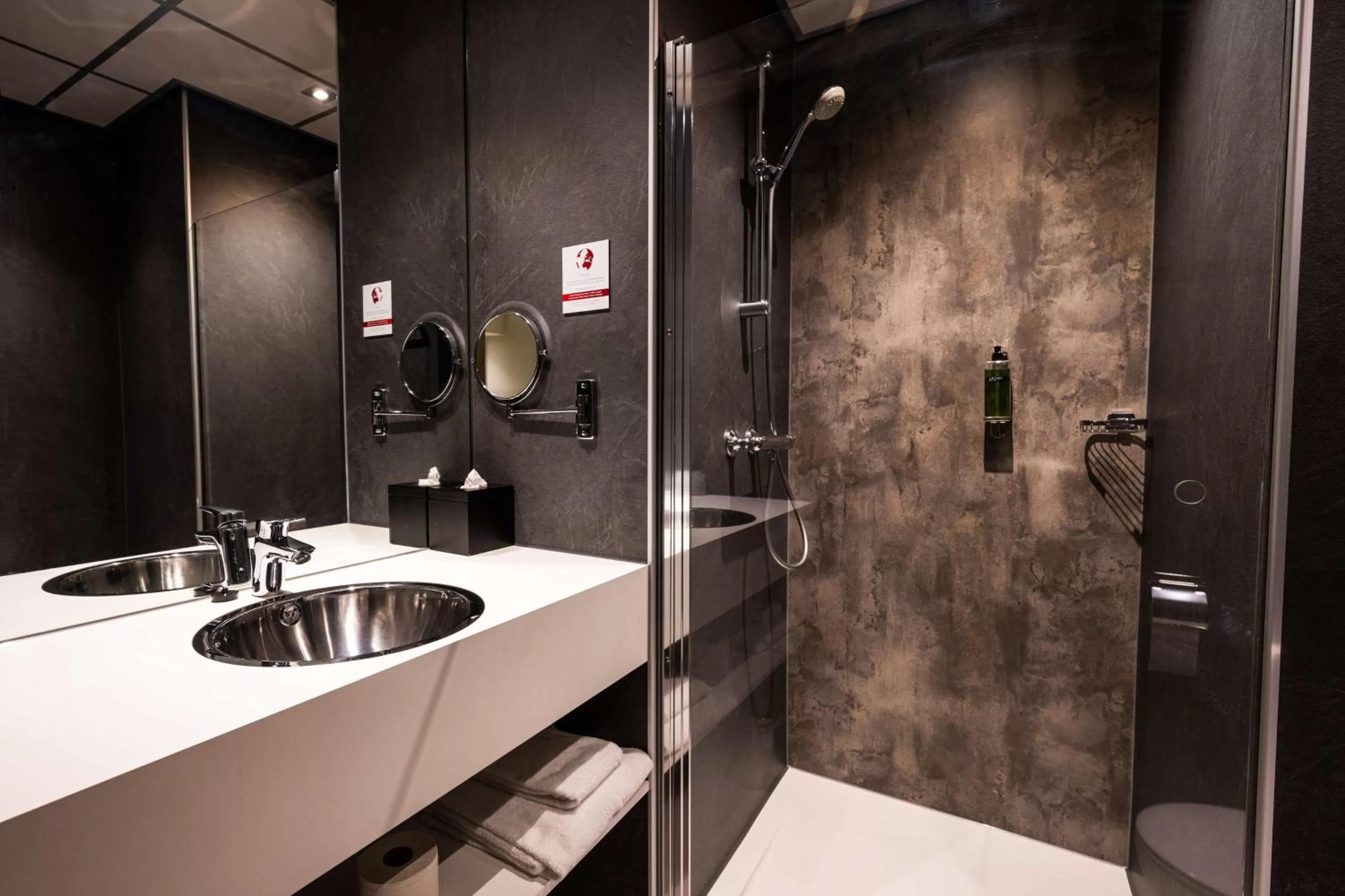 Bathroom in Flonk Hotel Groningen Zuid, BW Signature Collection
